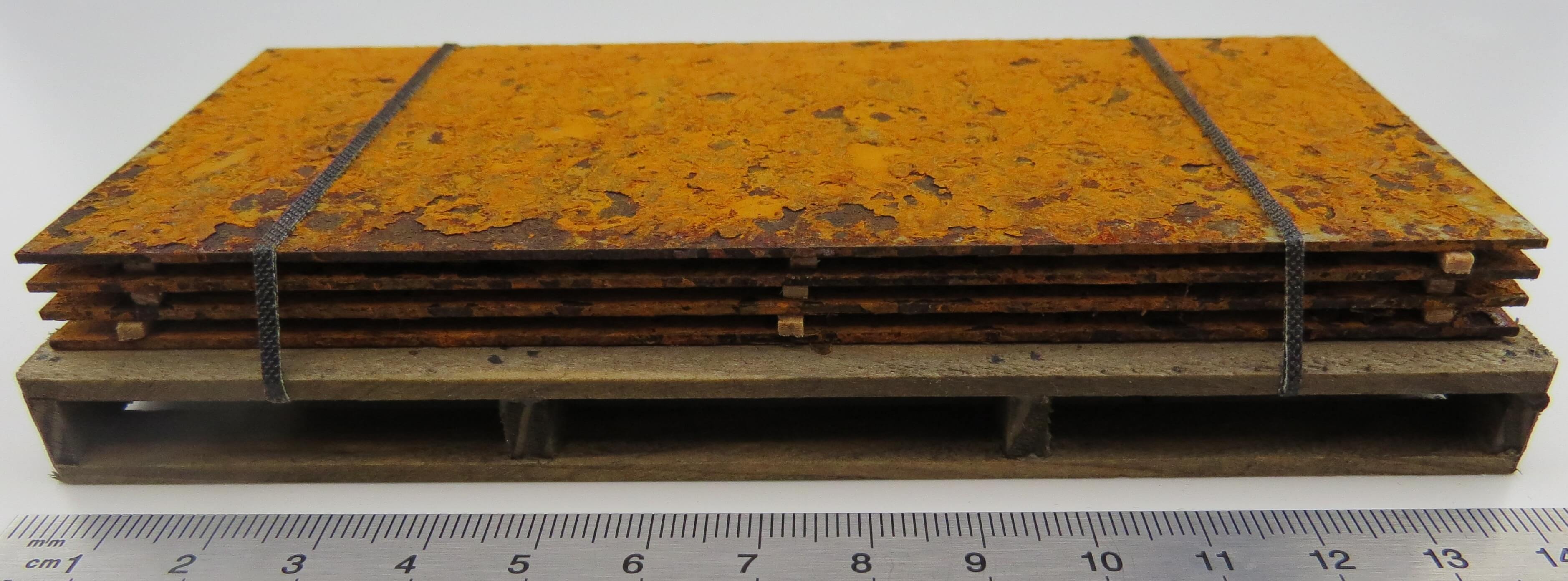 rostender Stahlplatten-Stapel auf Sonderpalette, für den    