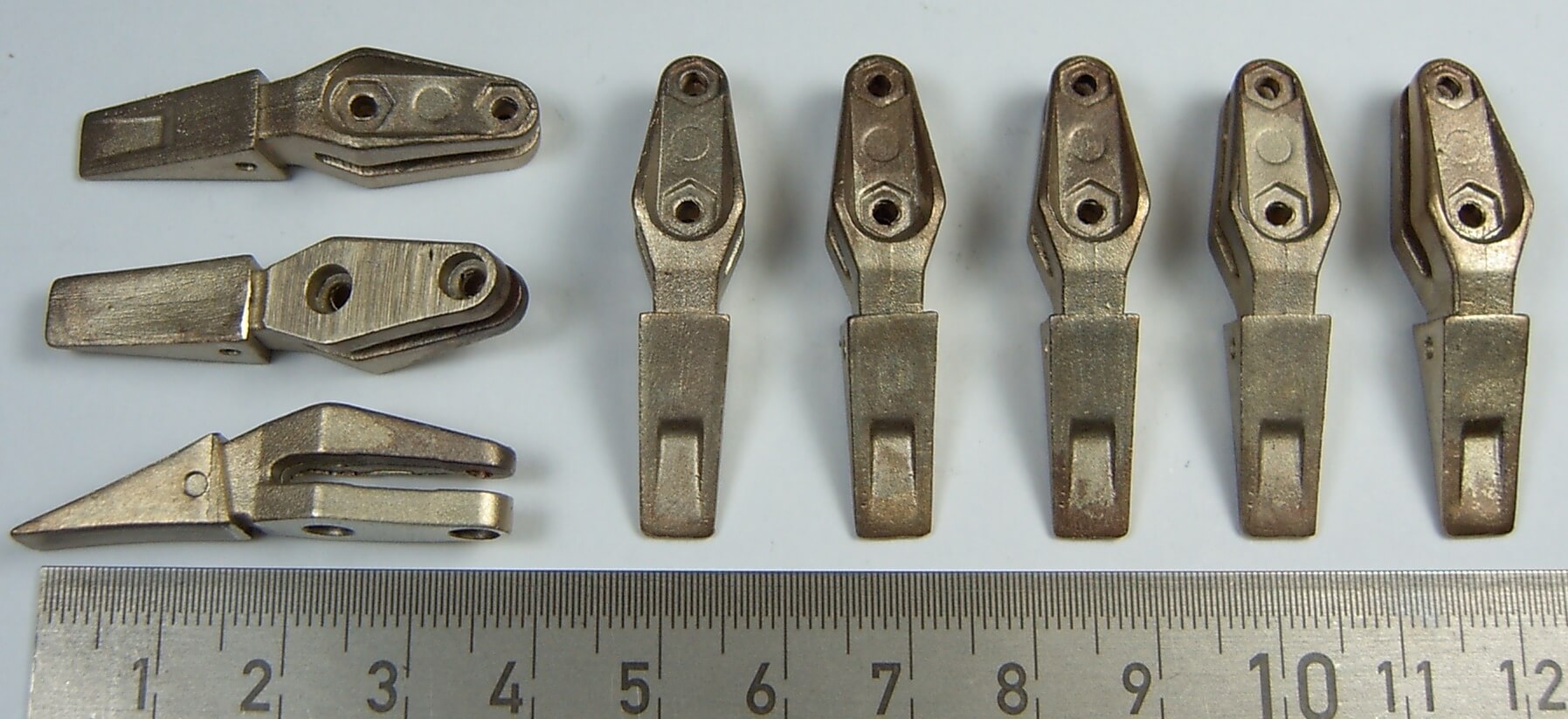 1 Schaufelzähnesatz (8 Zähne) für LR634- Laderaupe aus