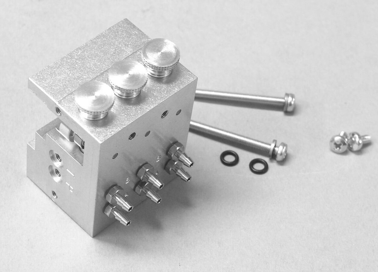1 Hydraulik-Steuerventil 3-fach, bis 10bar. Maße (ohne      