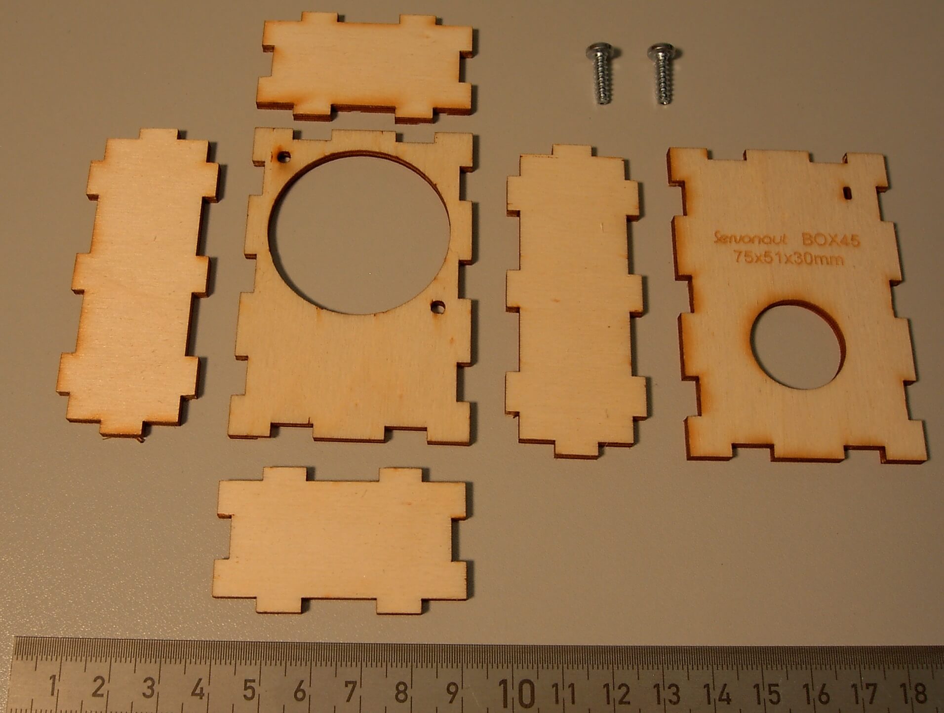 1x Lautsprecherbox Box45, Sperrholz. Ca. 75x51x30mm         