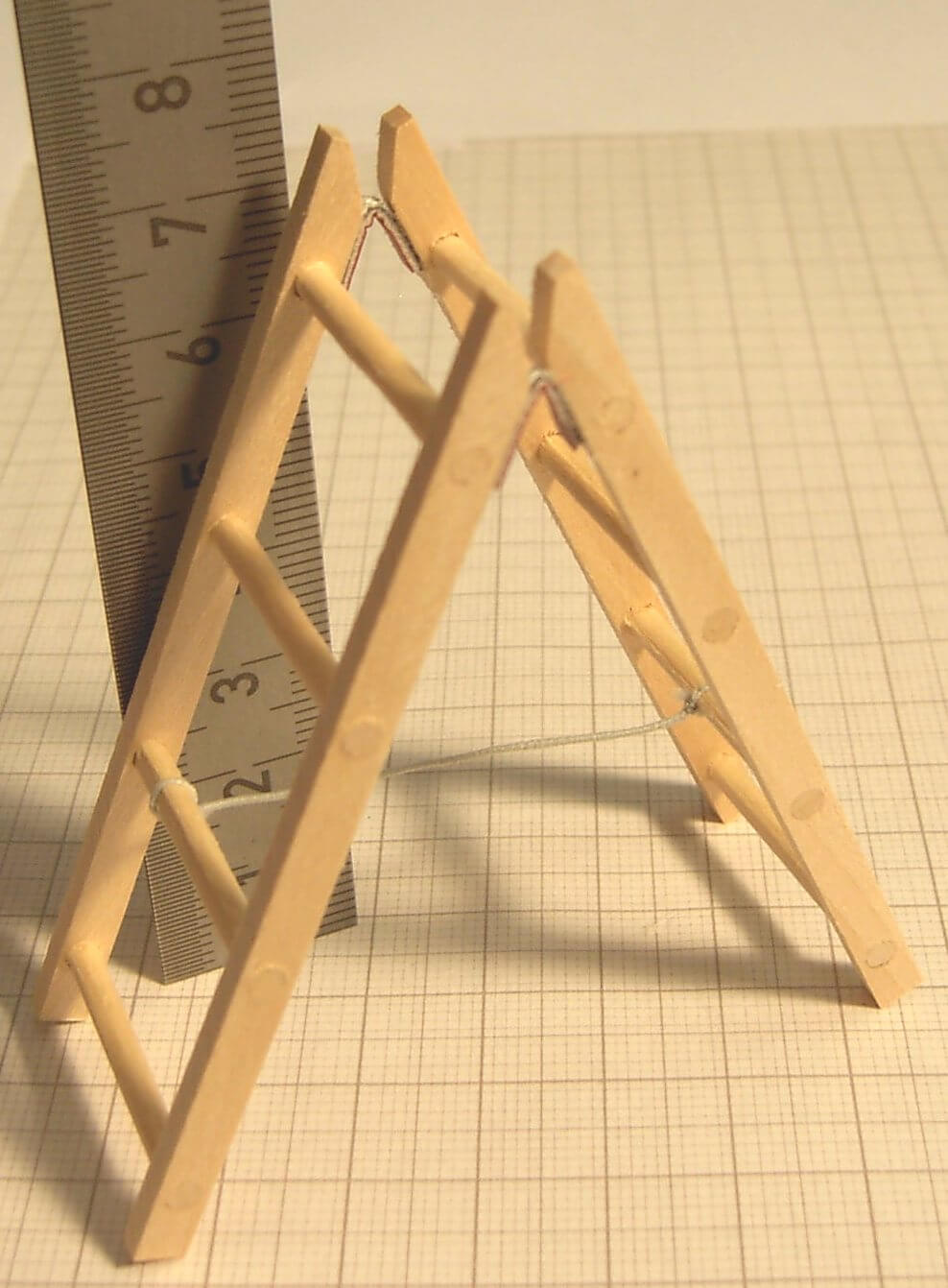 Holz-Bockleiter ca.8cm, mit Leder- Scharnieren              