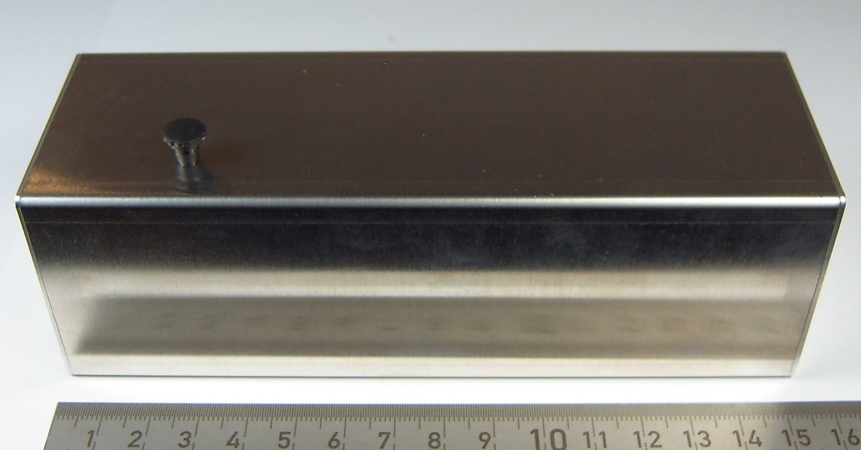 1 Alu-Tank, (Tank-Attrappe) 155x50x50mm. Beide Seitendeckel