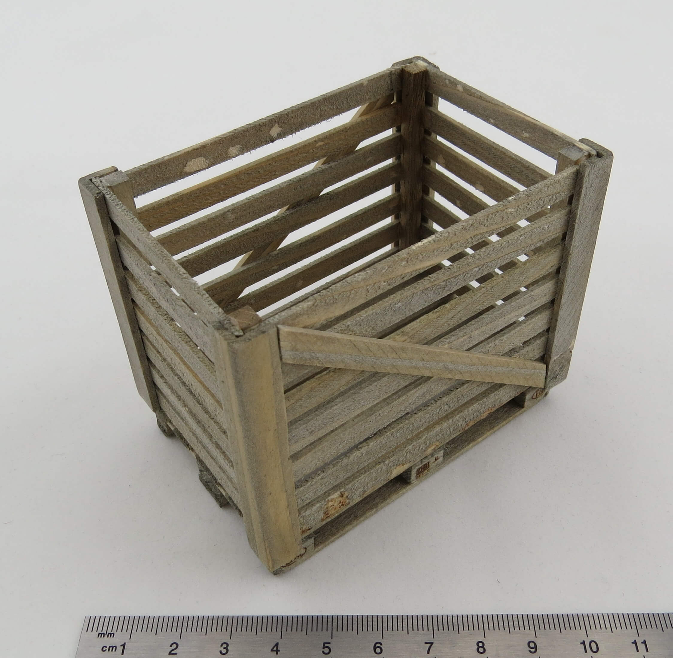 Holzgitterbox auf Europalette. Aus Echtholz hergestellte    