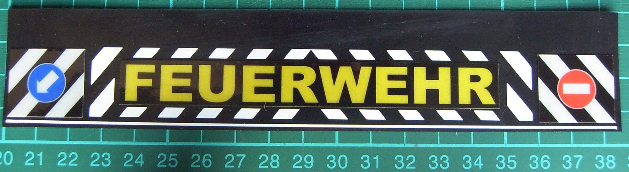 1 Schmutzfänger Nr.22 ca. 185x35x1mm mit geplottetem Dekor  