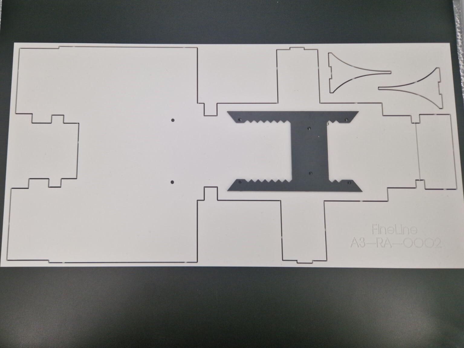 FineLine Rahmenabdeckung Actros 3 Achser (Getriebe)         
