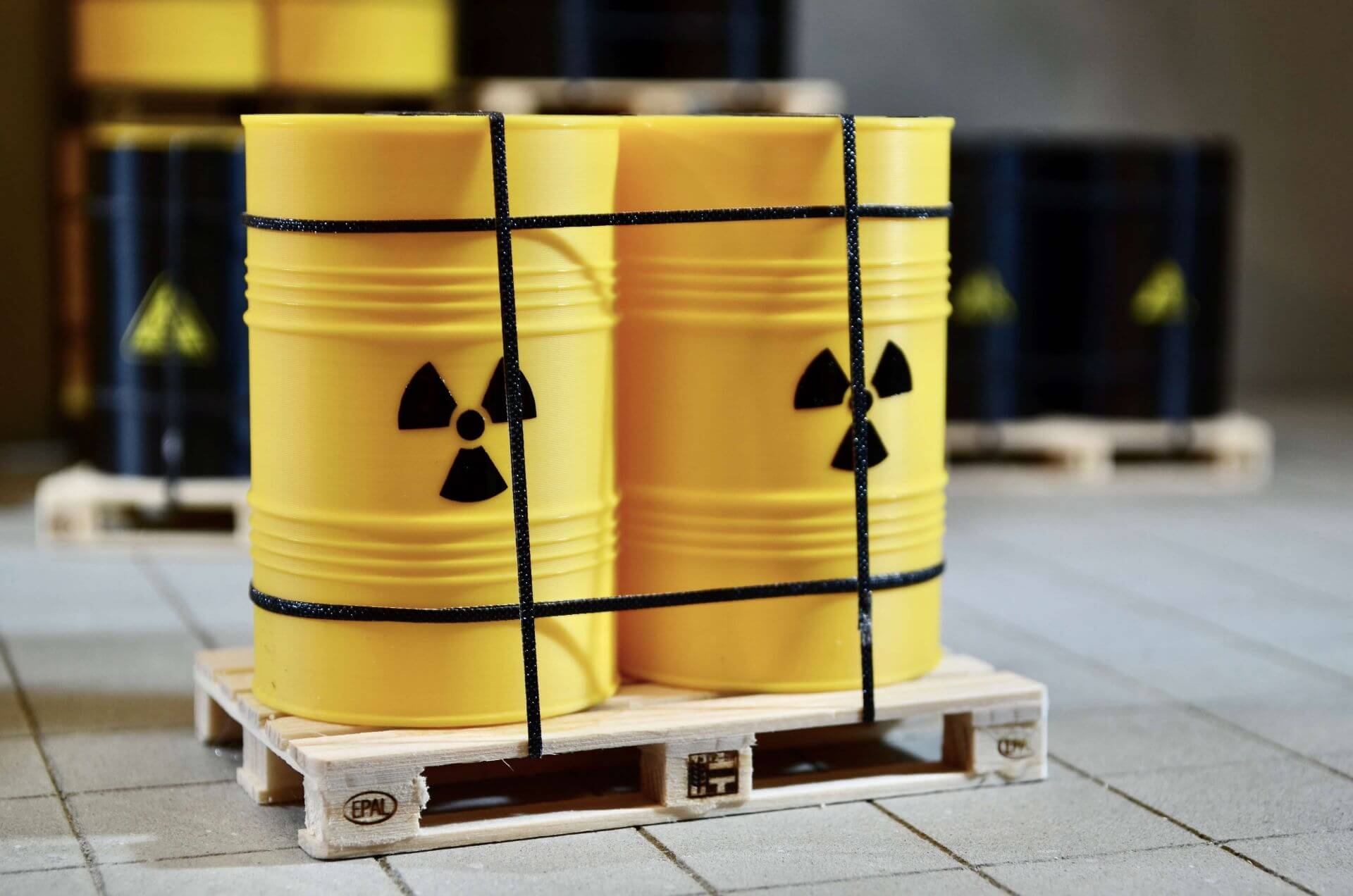 Atom-Fässer (2x) stehend auf Echtholz- Palette. (M 1:14,5)  