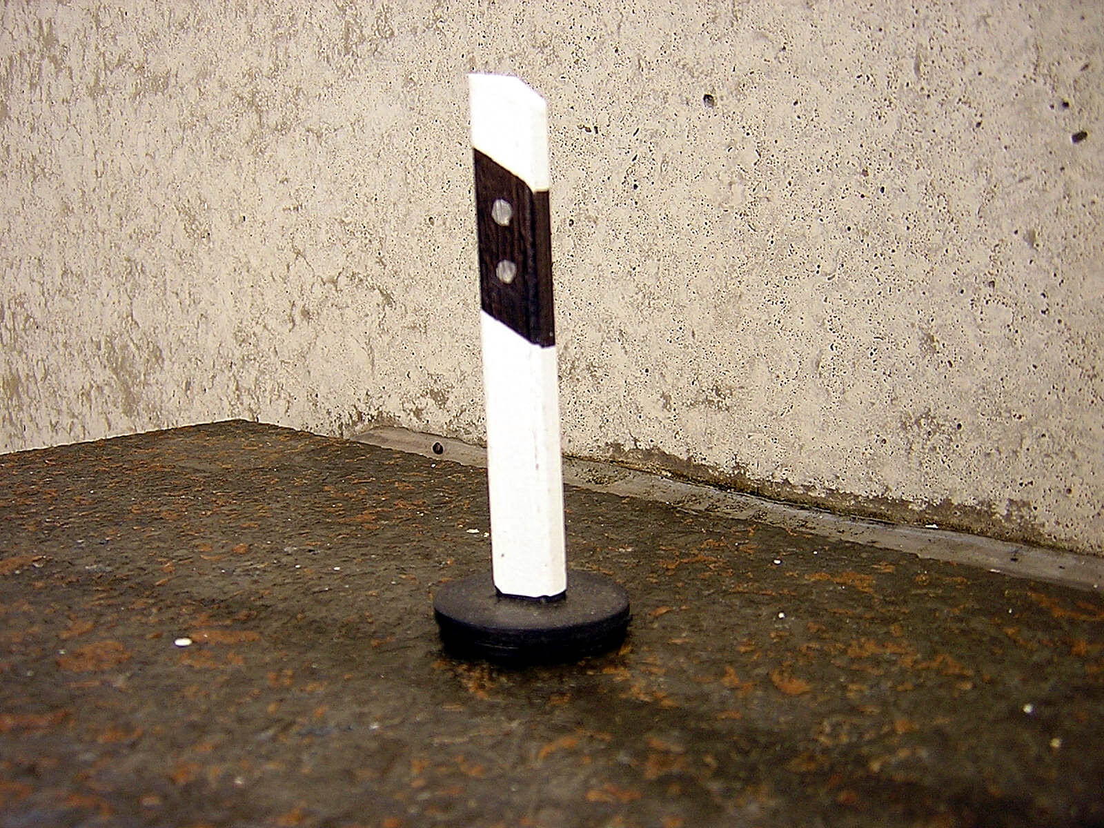 1 Leitpfosten mit Fußteil. In Handarbeit hergestellt und    