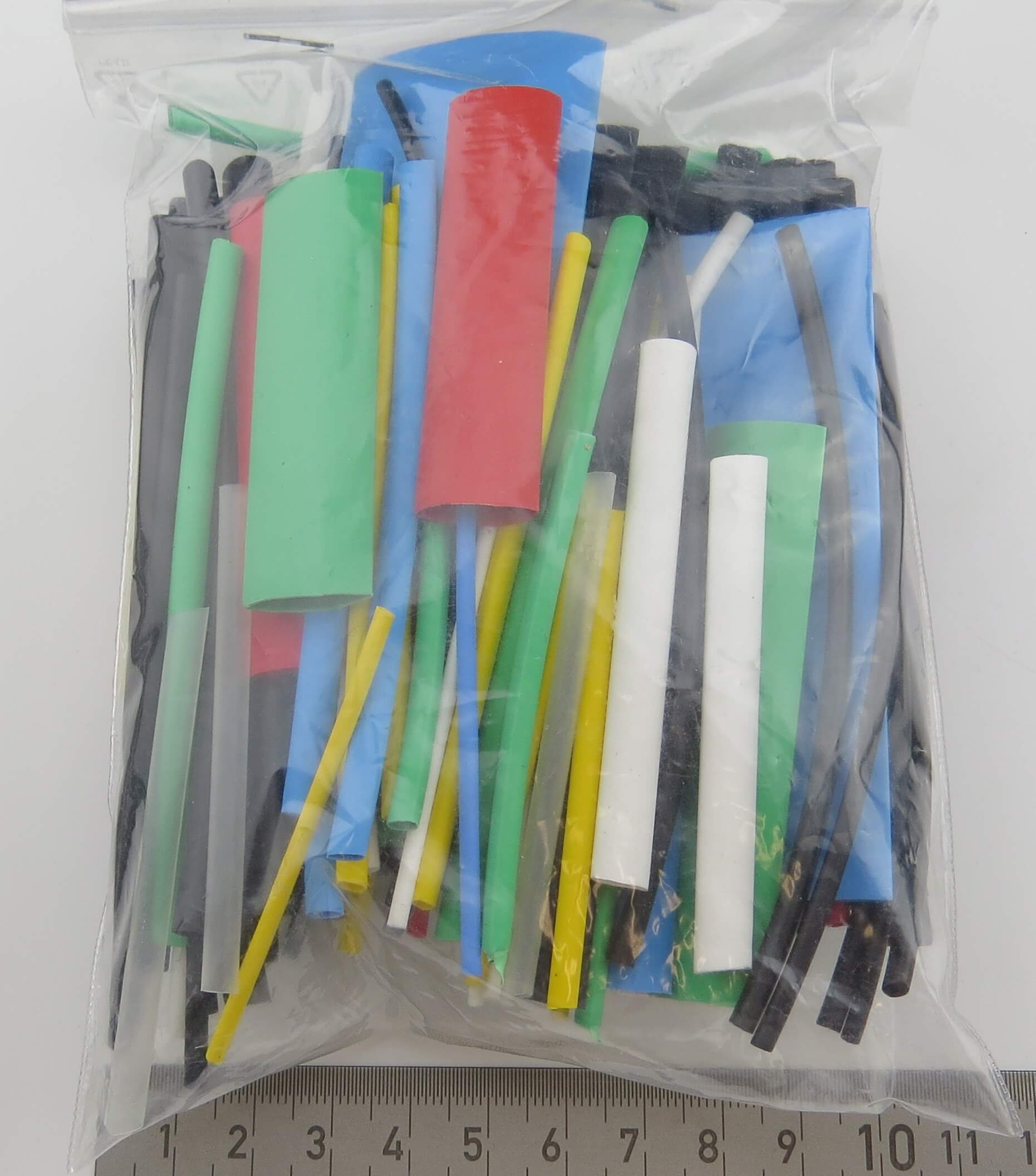 Schrumpfschlauch-Sortiment. Diverse Größen und Farben