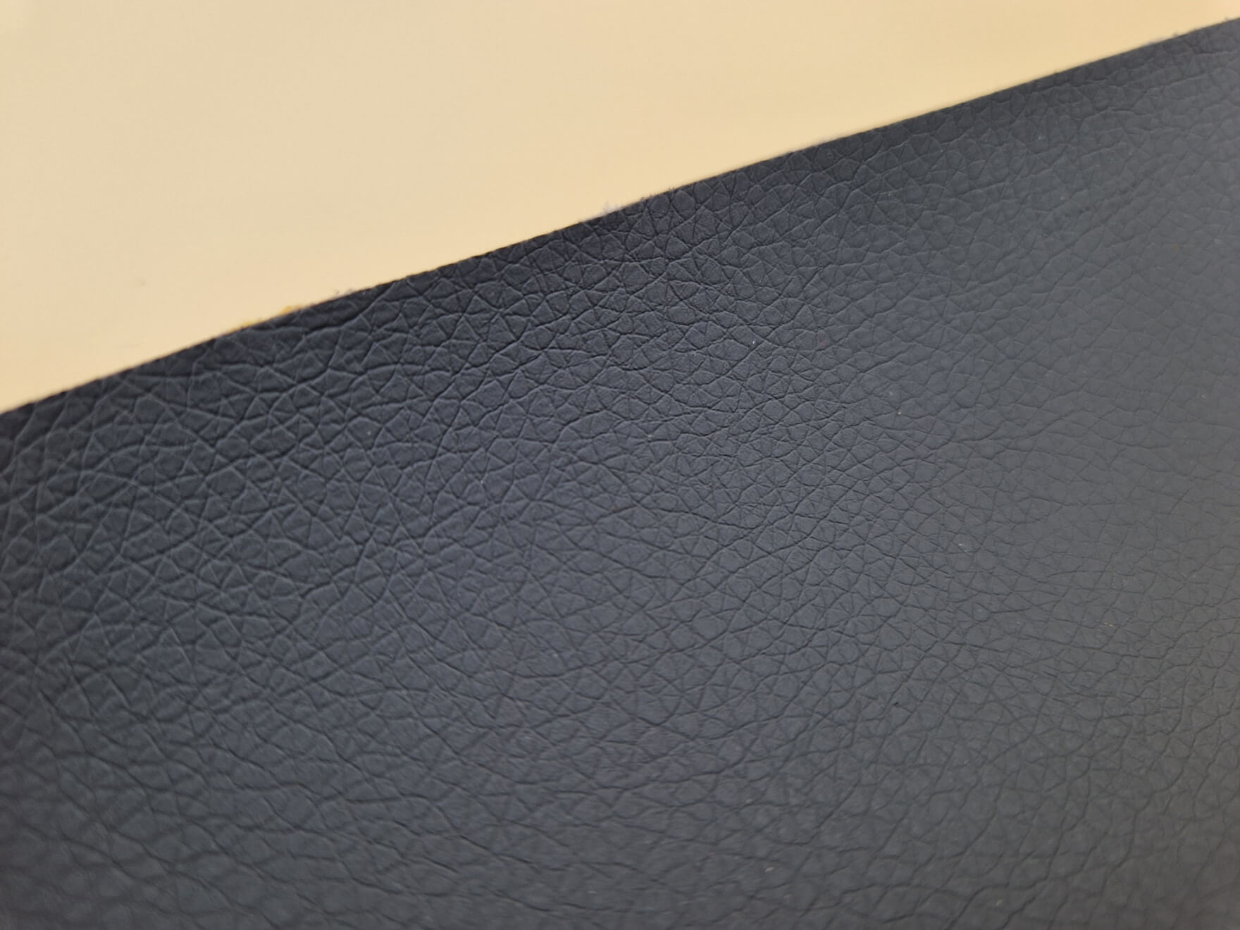 45 x 10 cm selbstklebendes Lederimitat. Grau