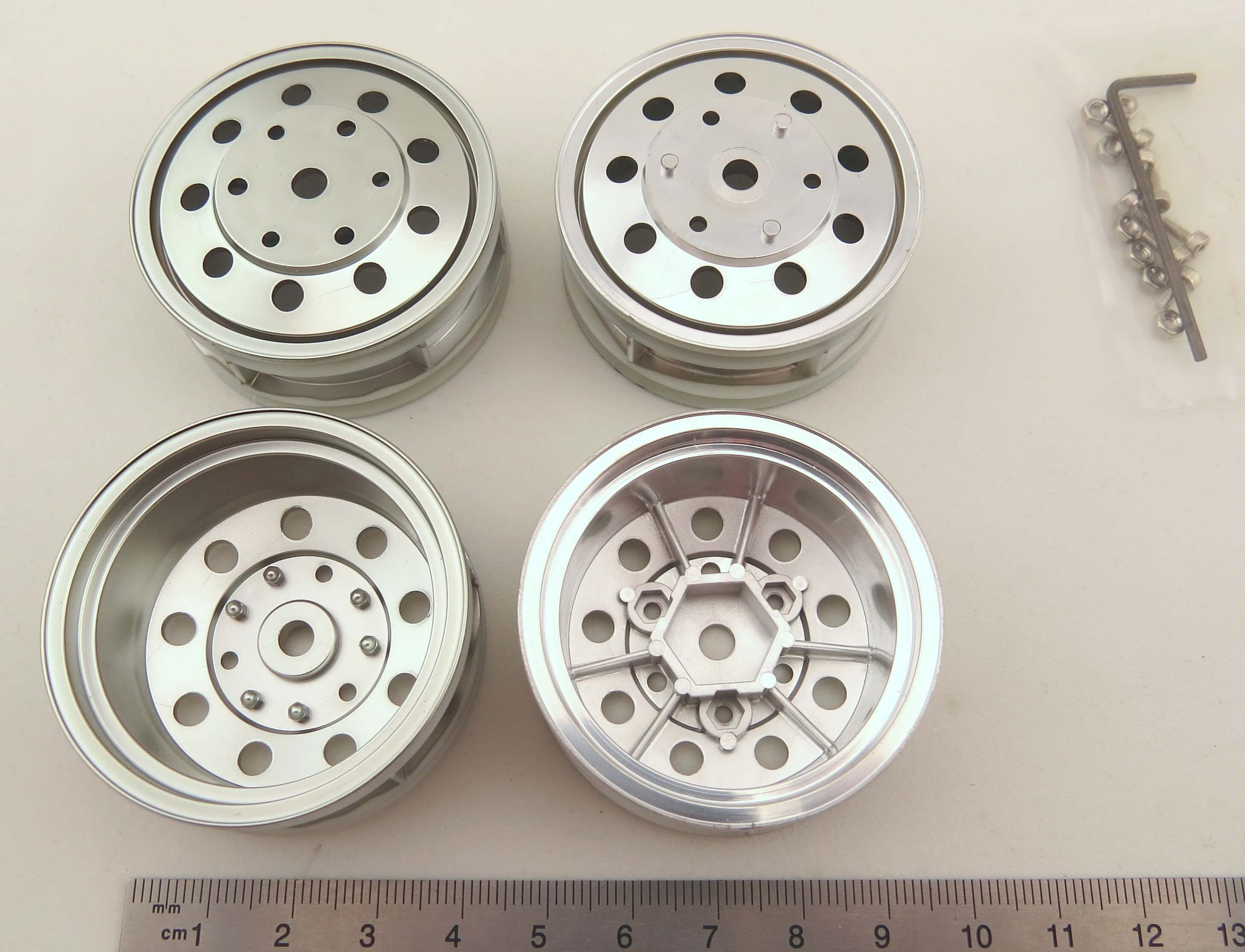 TAMIYA Truckfelgen (2) hinten Chrom-matt Für angetriebene Hi