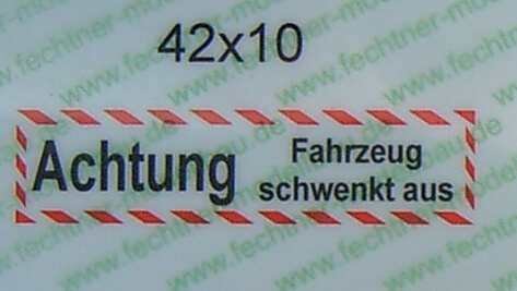 Textschild "ACHTUNG Fahrzg.schwenkt aus" selbstklebende     