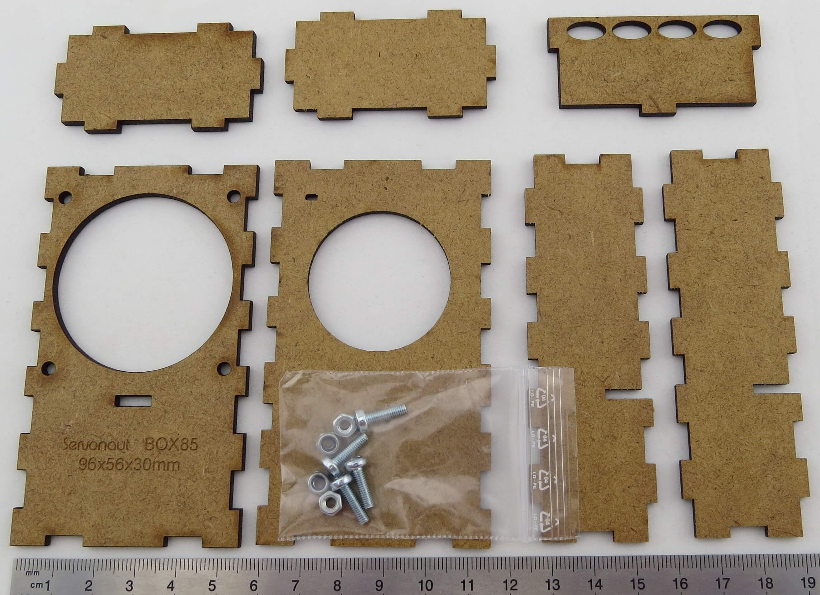 1x Lautsprecherbox Box85, Sperrholz. Ca. 96x56x30mm.        