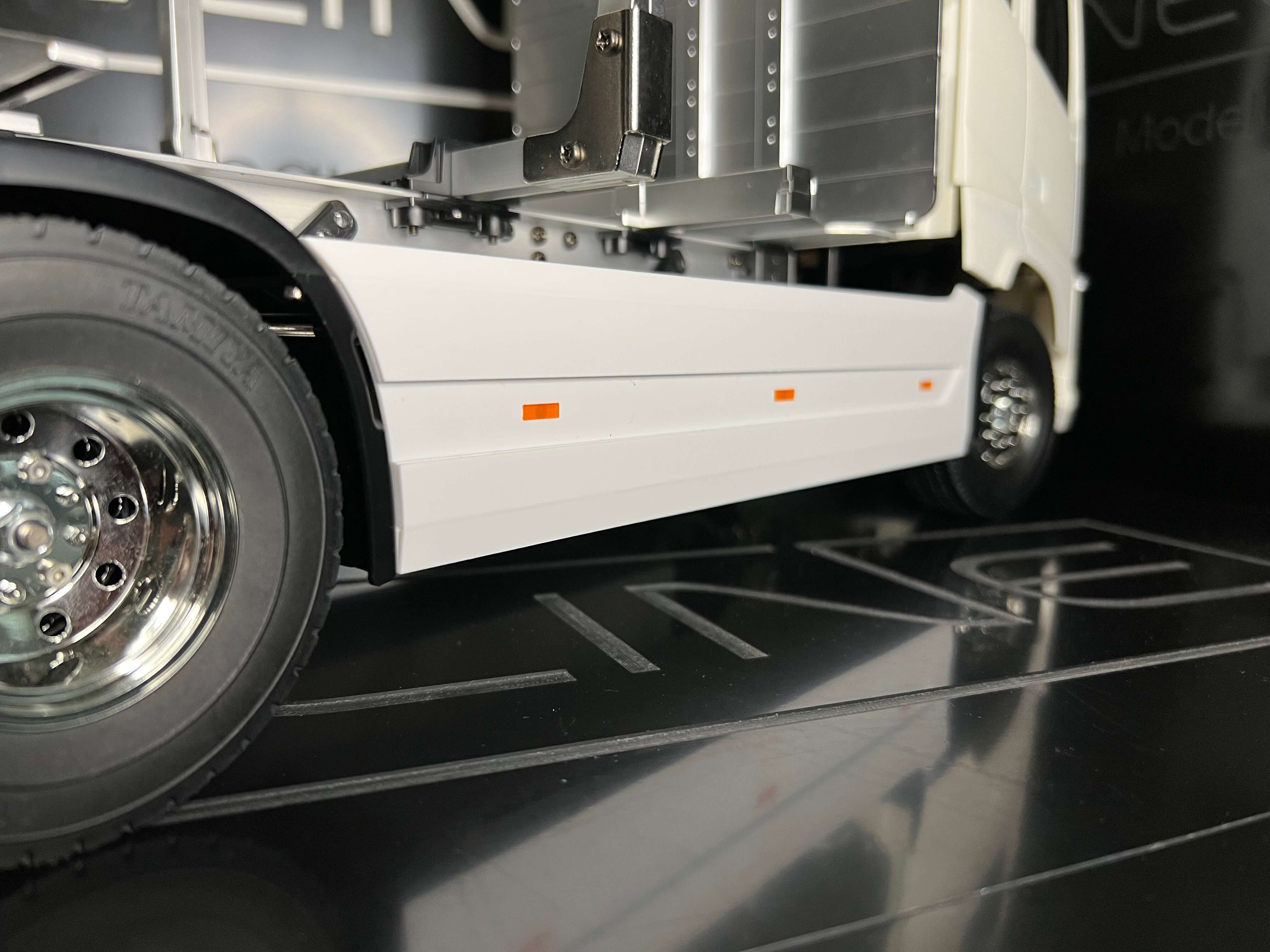 FineLine Staukiste vorne im Volvo FH 16 Look. Beleuchtbar