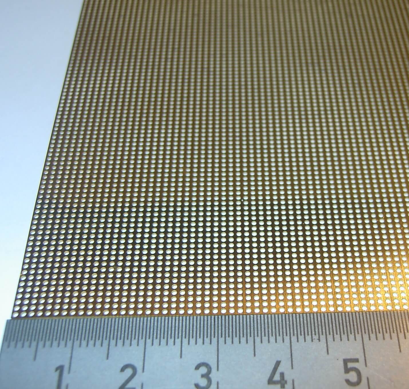 1 Trittblech 100x250mm Messing. 5736/02 kleine runde Löche  