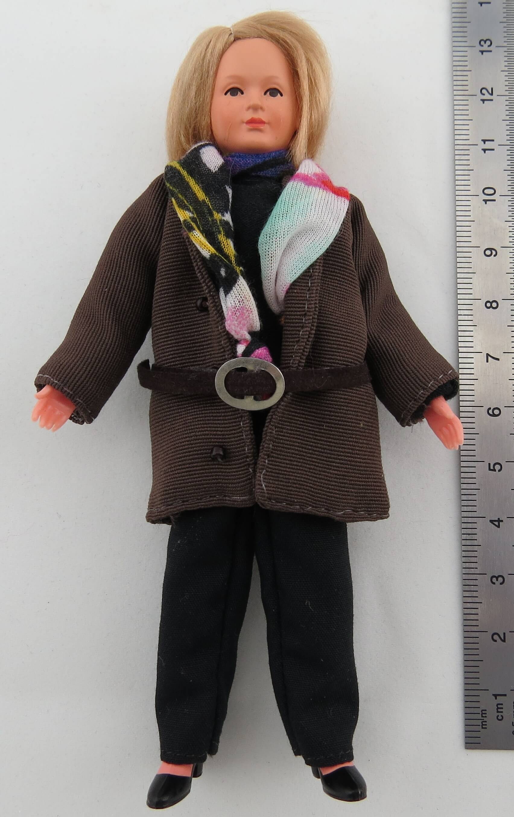 1x Biegepuppe FRAU ca. 13cm hoch mit braunem Trenchcoat