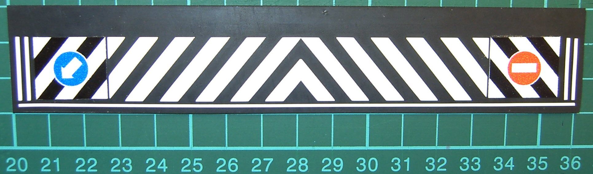 1 Schmutzfänger Nr.4 ca. 160x30x1mm mit  geplottetem Dekor  