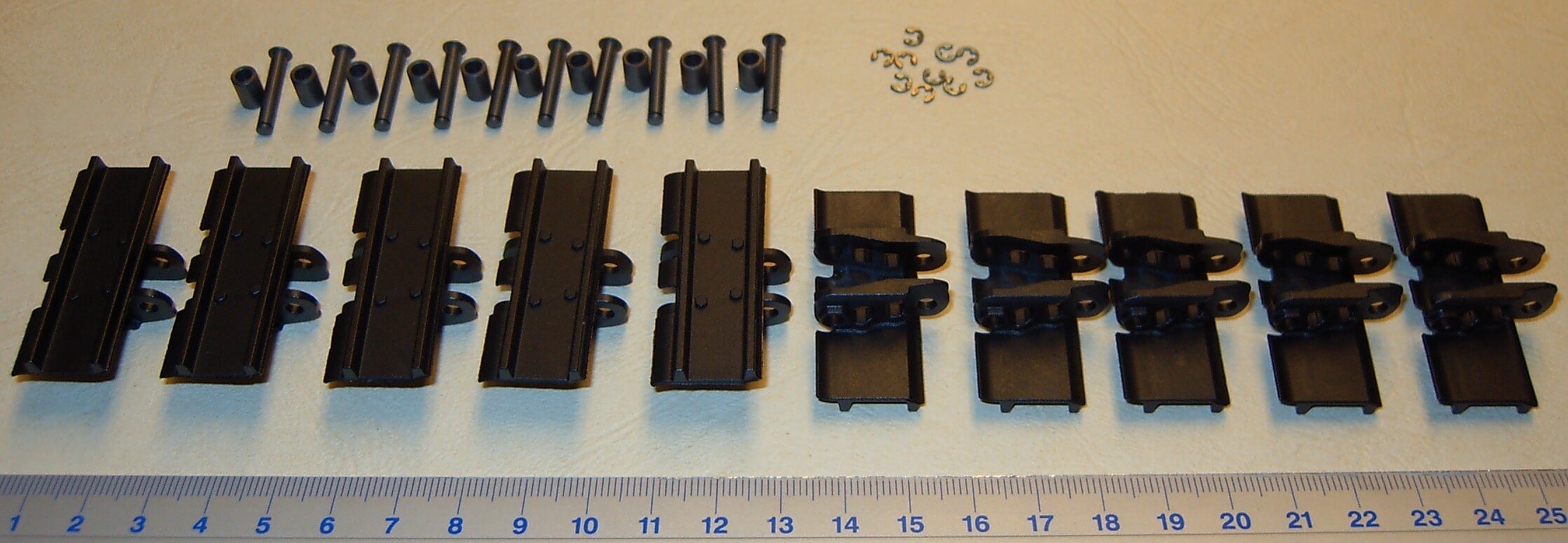 10 Kettenglieder (schwarz, durchgefärbt) 42mm breit         