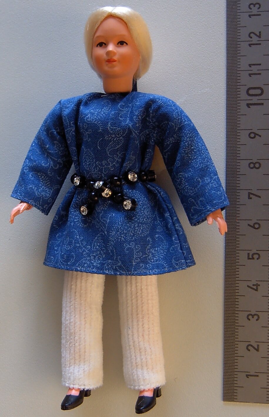 1x Biegepuppe FRAU ca. 13cm hoch mit blauer Bluse und