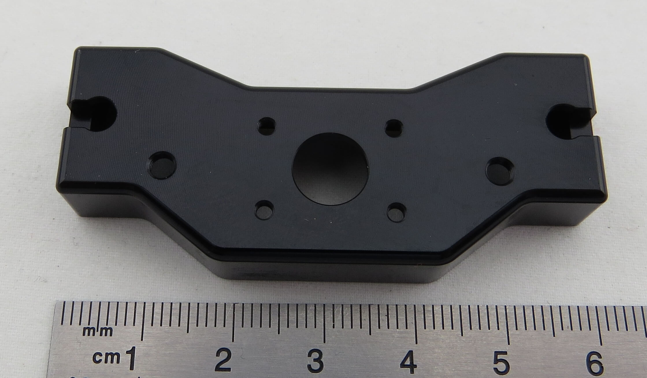 Abschluß-Traverse, tief gekröpft. Alu, schwarz eloxiert     