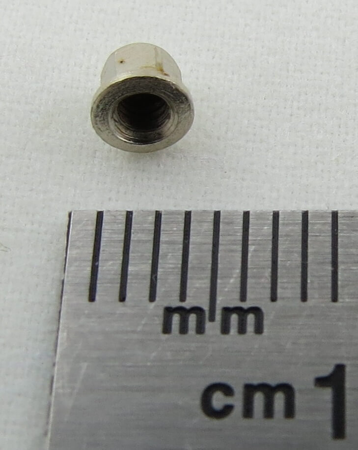 Dom-Muttern M2. Hutmuttern mit Kragen zur Verwendung als