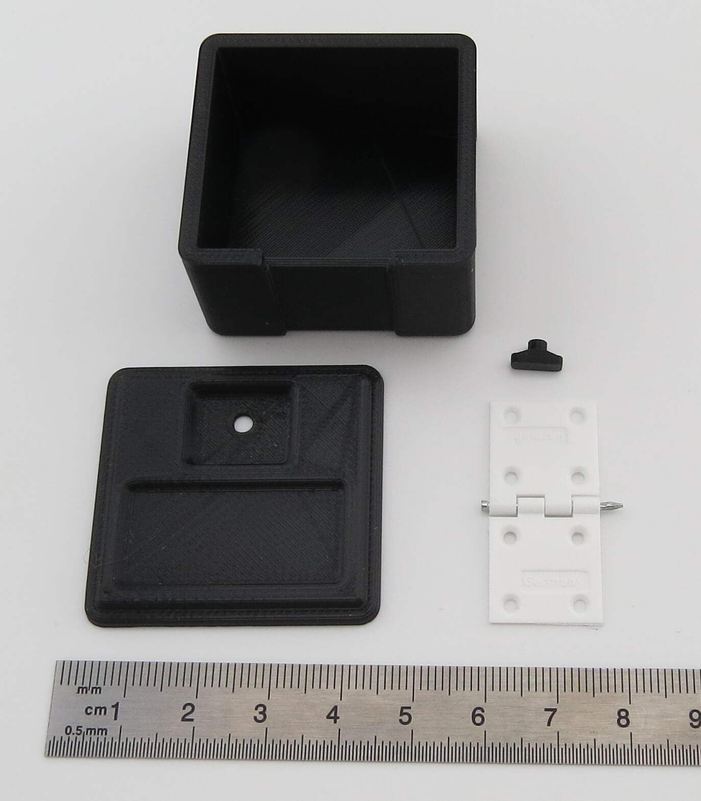 Kunststoff Staukasten mit Deckel. Maße: 42x40x38            