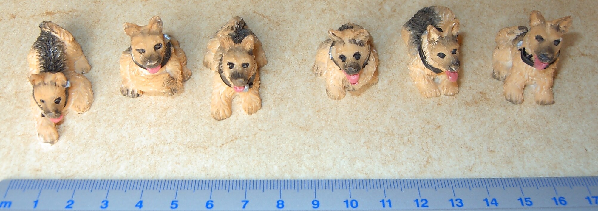Schäferhund ca. 3-4cm hoch, verschieden  Typen, bemalt, je  