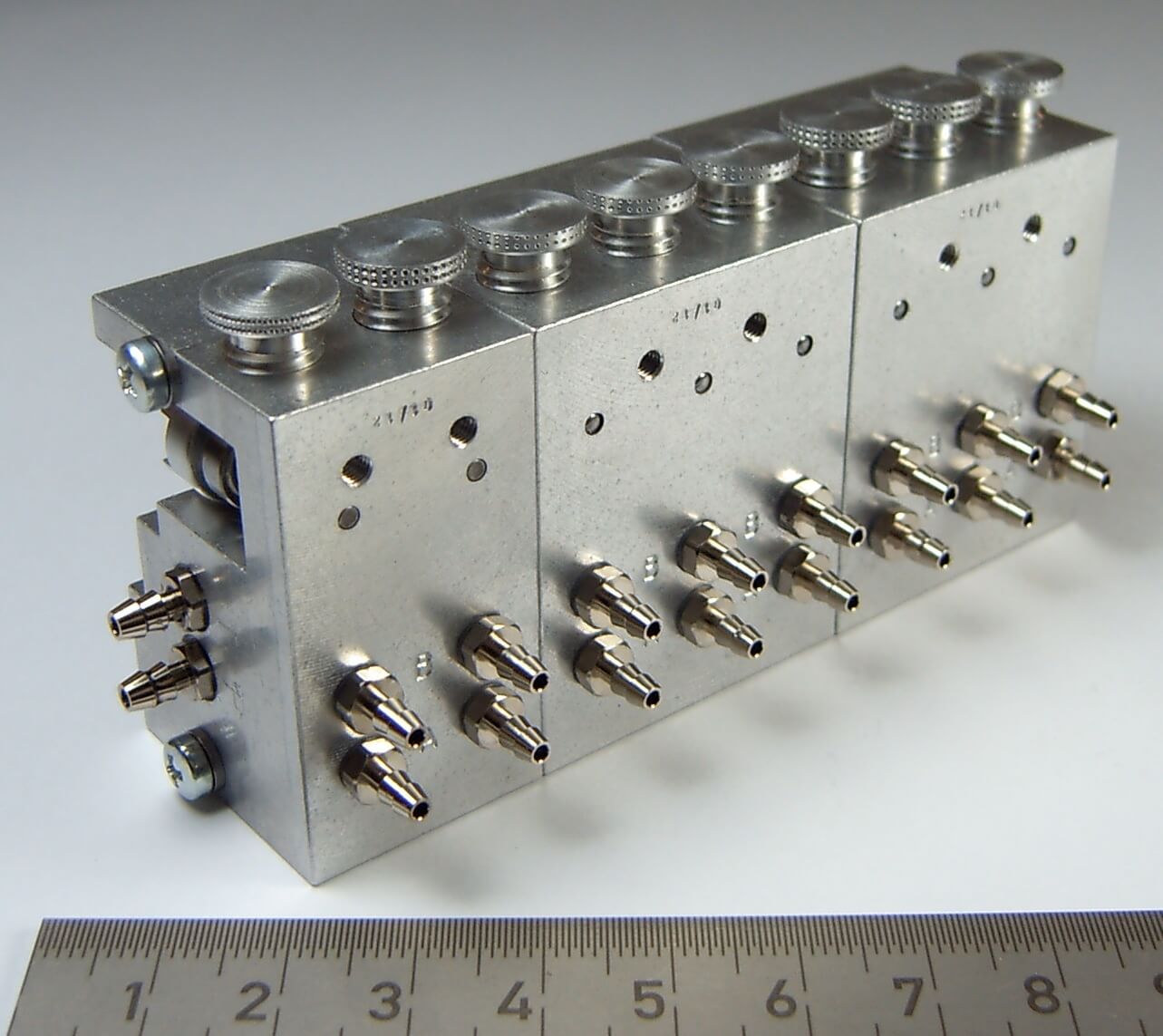 1 Hydraulik-Steuerventil 8-fach, bis 10bar. Maße (ohne      