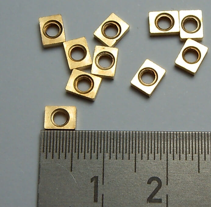 4-Kant-Mutter M2,5 Messing. Höhe 1,6mm.  10 Stück. Außen