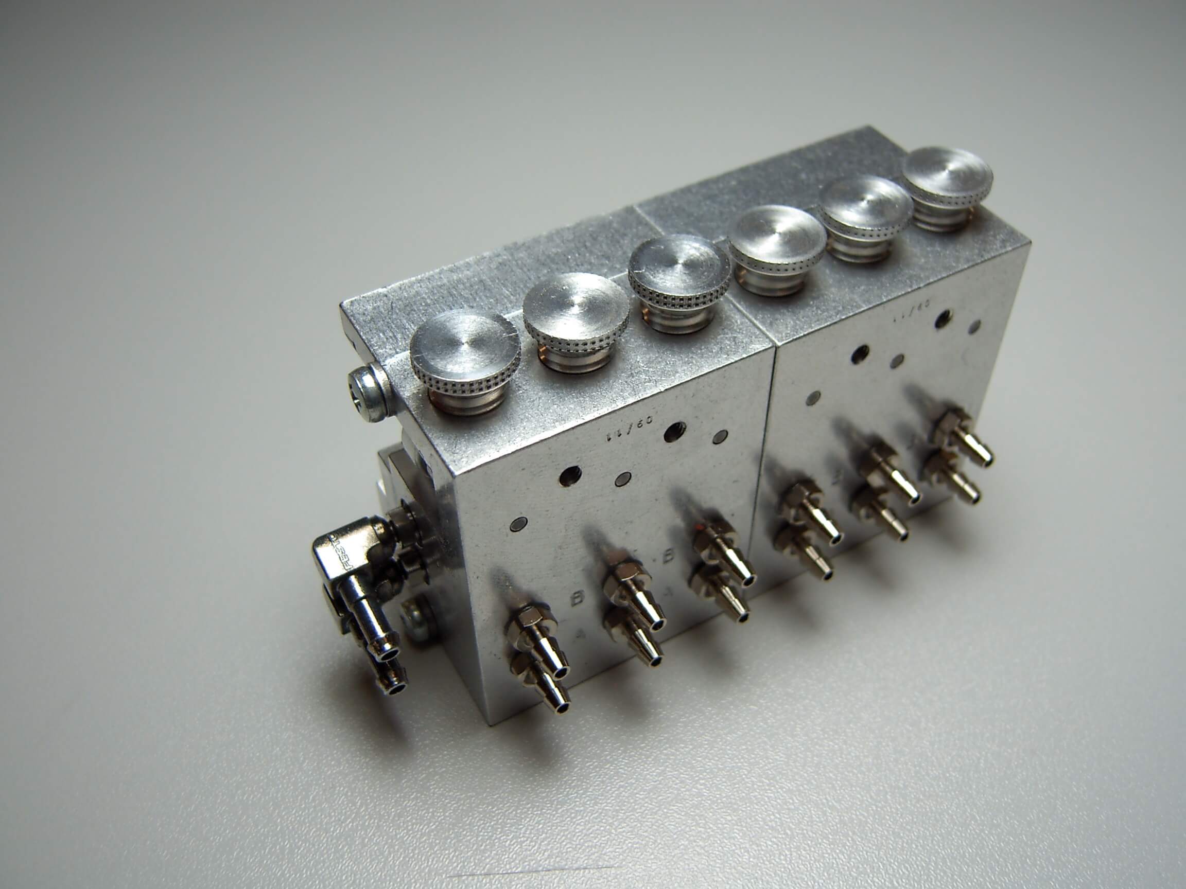 1 Hydraulik-Steuerventil 6-fach, bis 10bar. Maße (ohne      