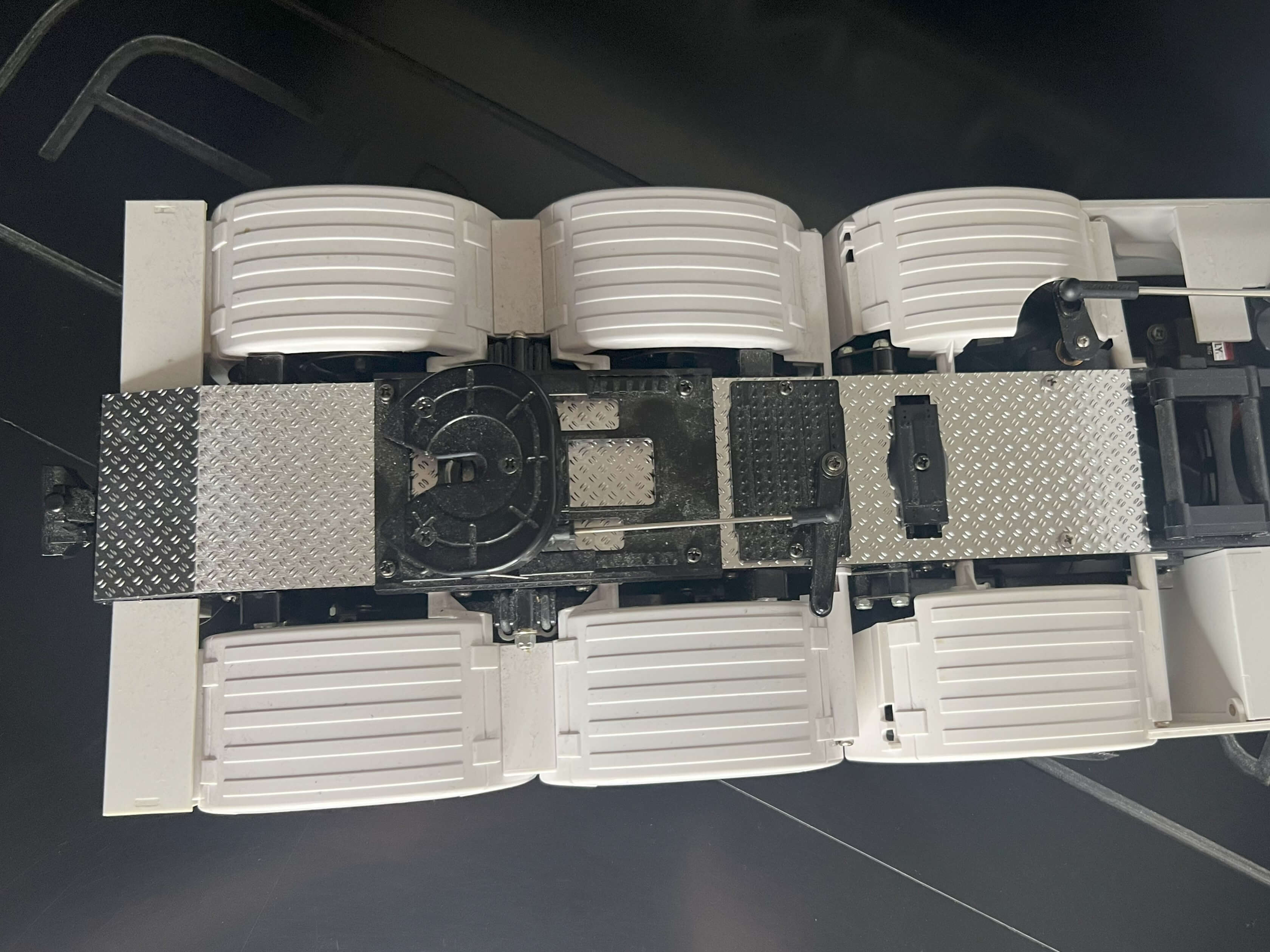 FineLine Riffelblech Rahmenabdeckung für Scania SLT