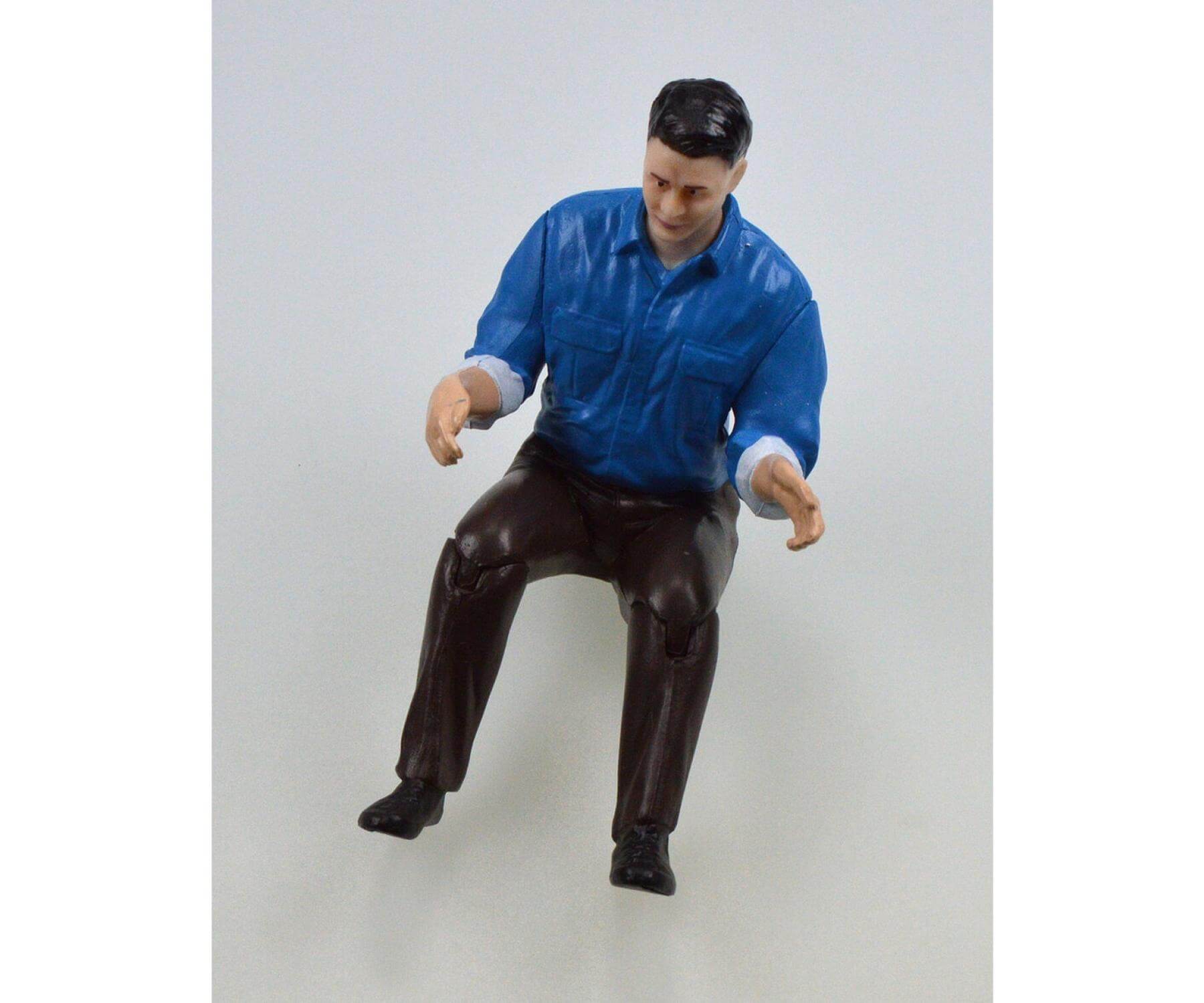 Fahrerfigur JOHN. Mit blauem Hemd, brauner Hose. Figur      