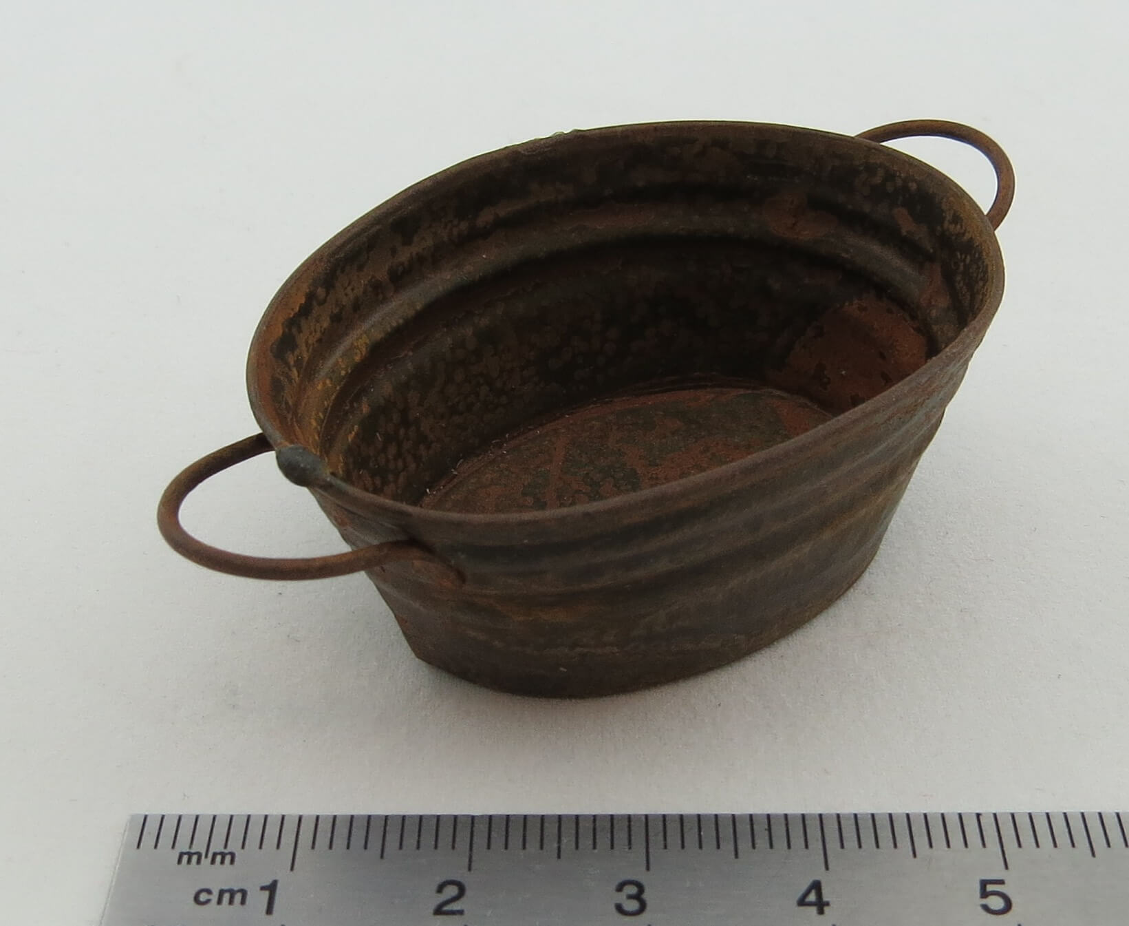 1 Wanne, oval, rostig. Ca. 5x4x2cm. Wanne mit 2 Griffen,    