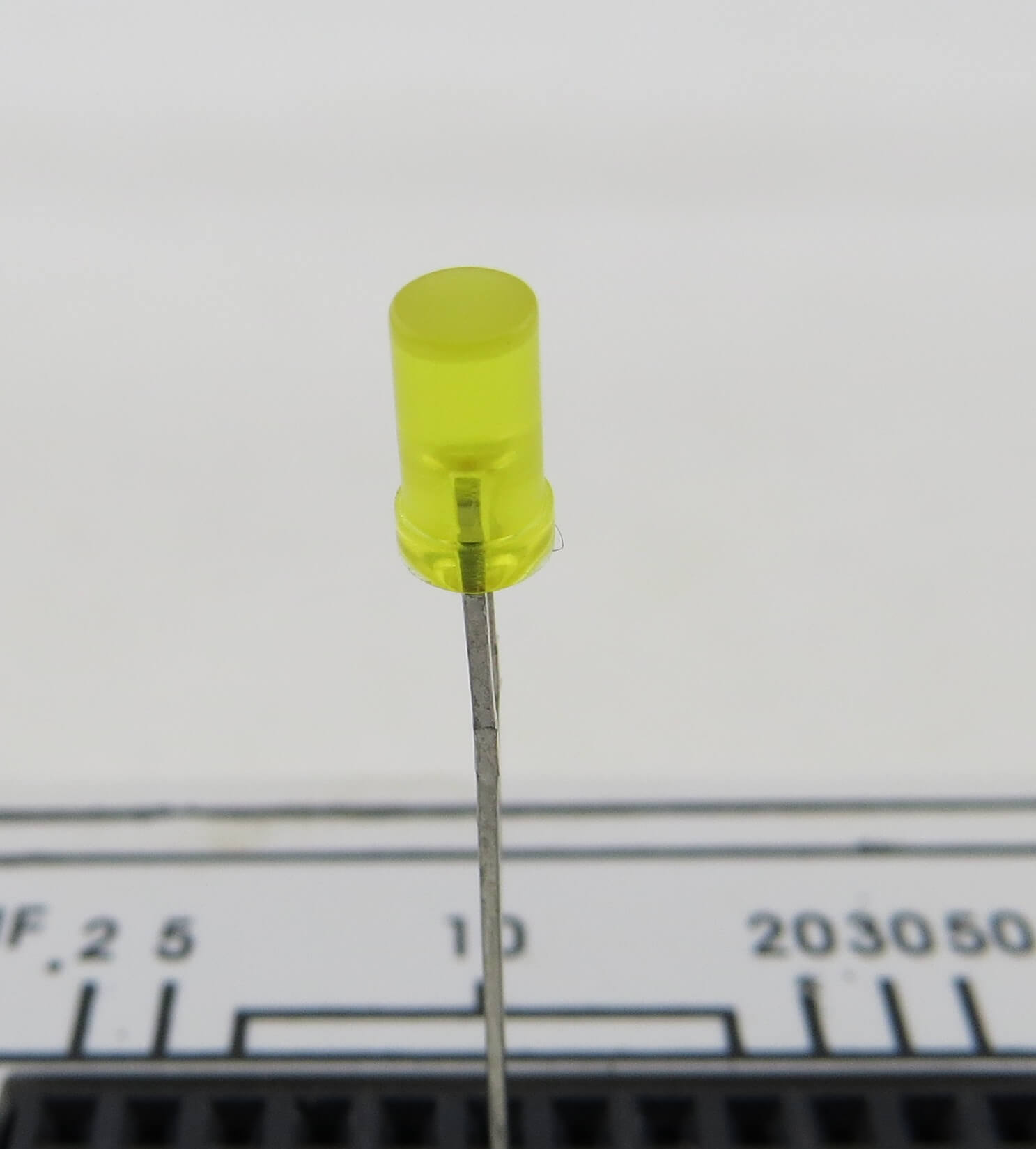 1x LED gelb 3mm, zylindrisch, diffuses   gelbes Gehäuse. 2,3