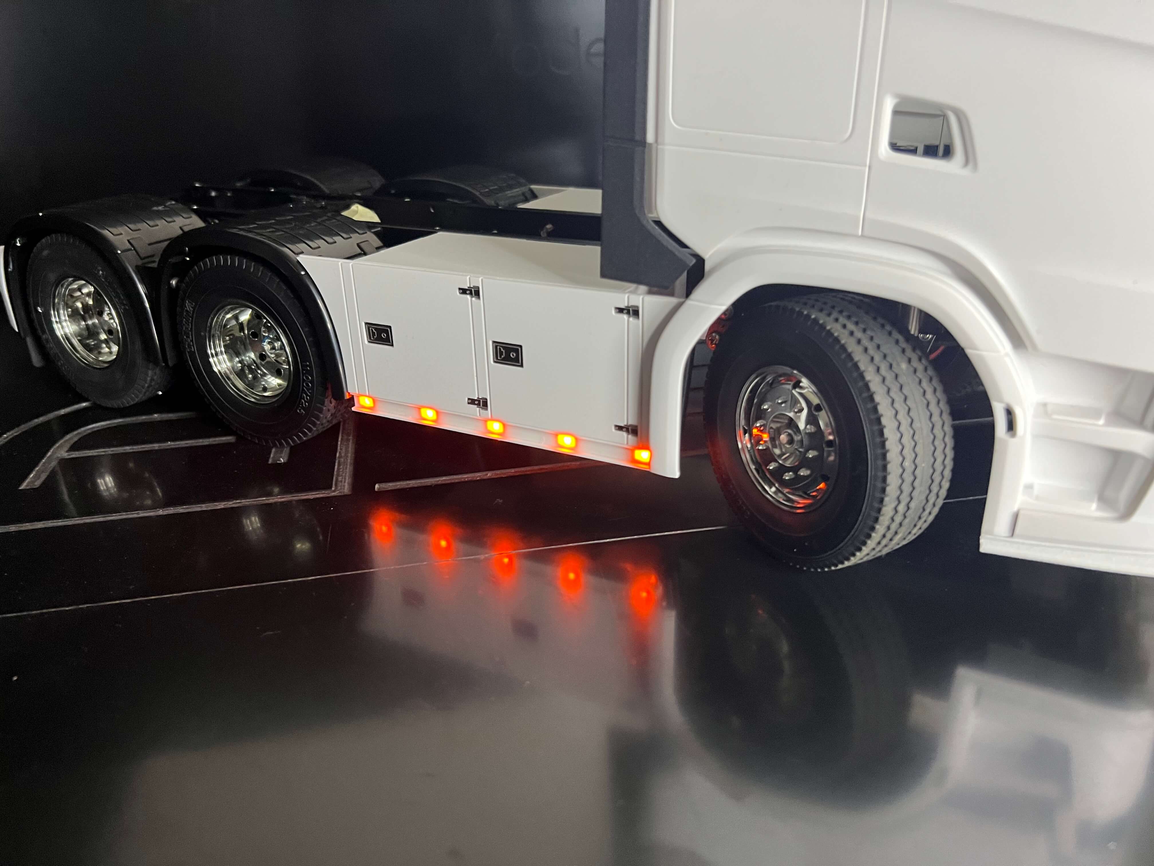 FineLine Dänische Kiste Scania 770 S 3-Achser beleuchtbar