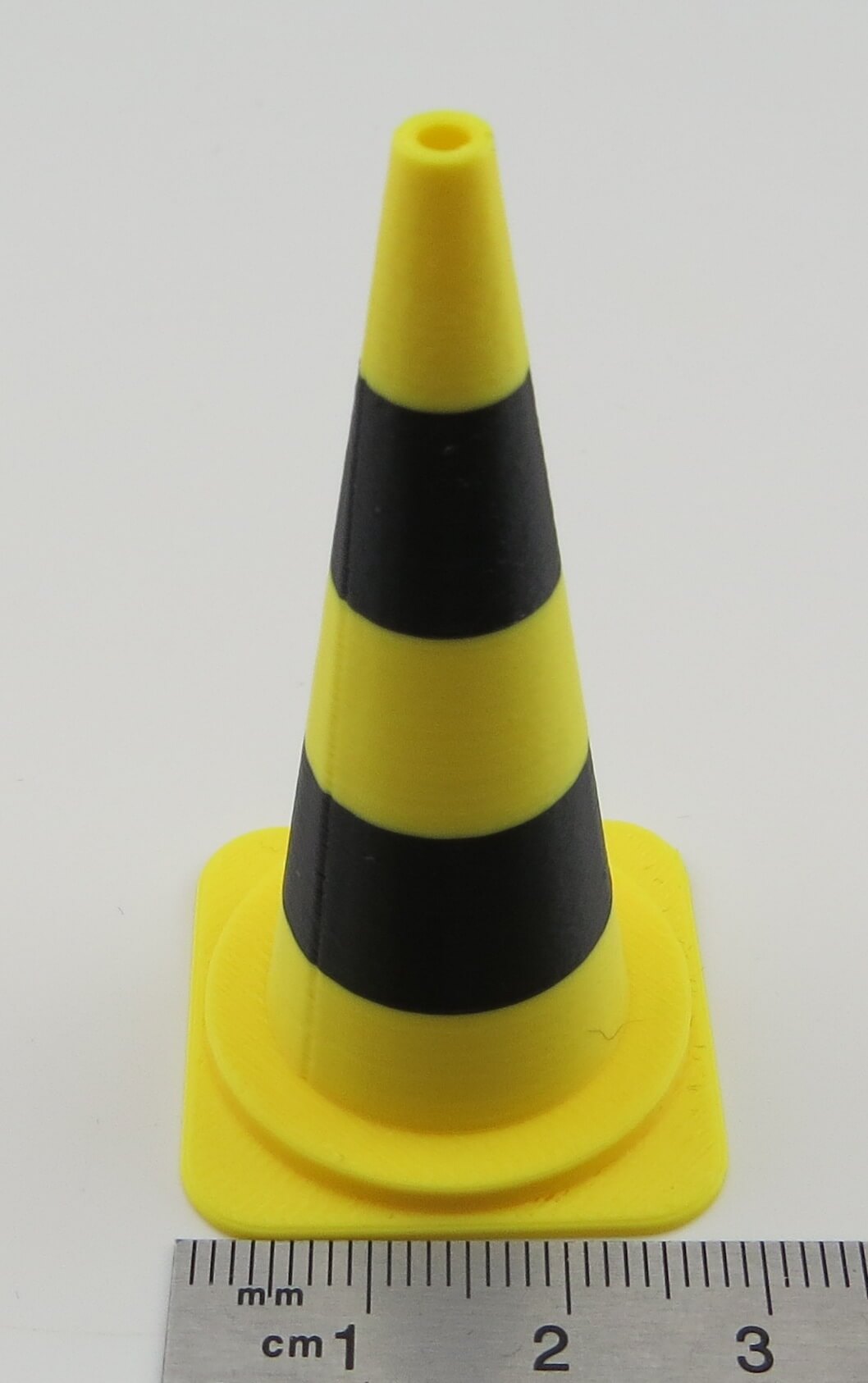 Leitkegel (75cm im Original). Tamiya-Maßstab. Gelb/schwarz  