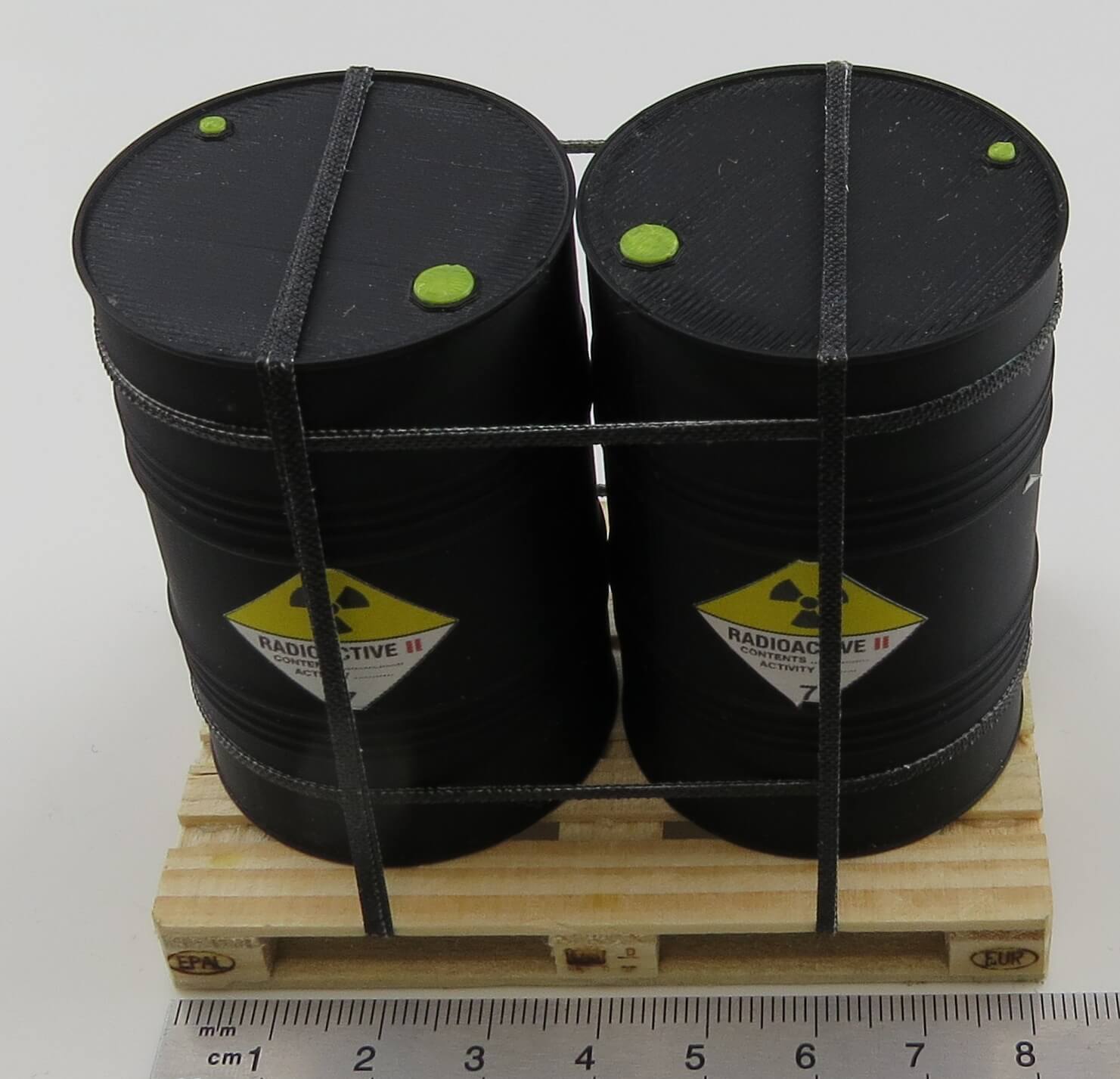 2 Atom-Fässer stehend auf Echtholz- Palette. (M 1:14,5)