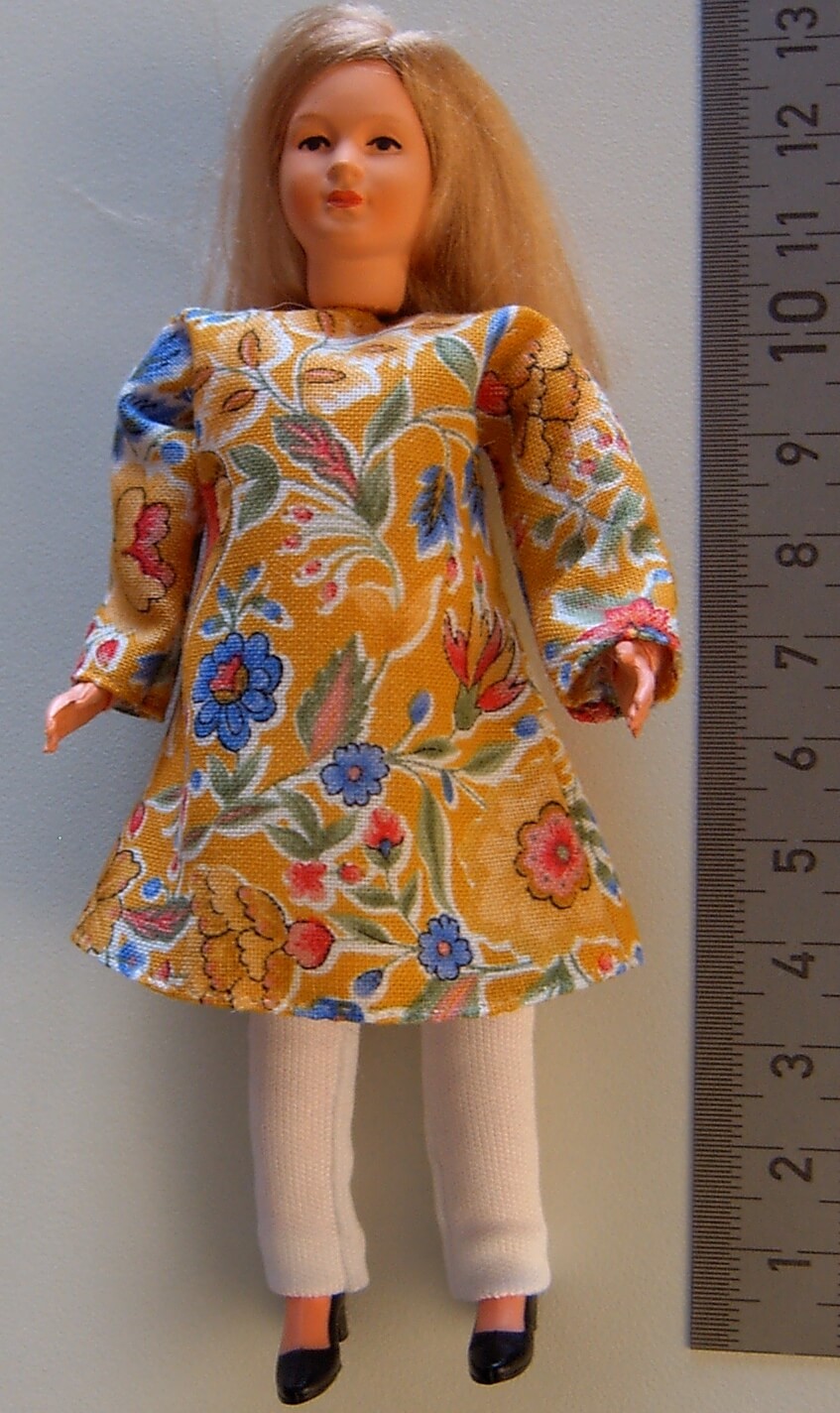 1x Biegepuppe FRAU ca. 13cm hoch mit buntem Kleid, weißer