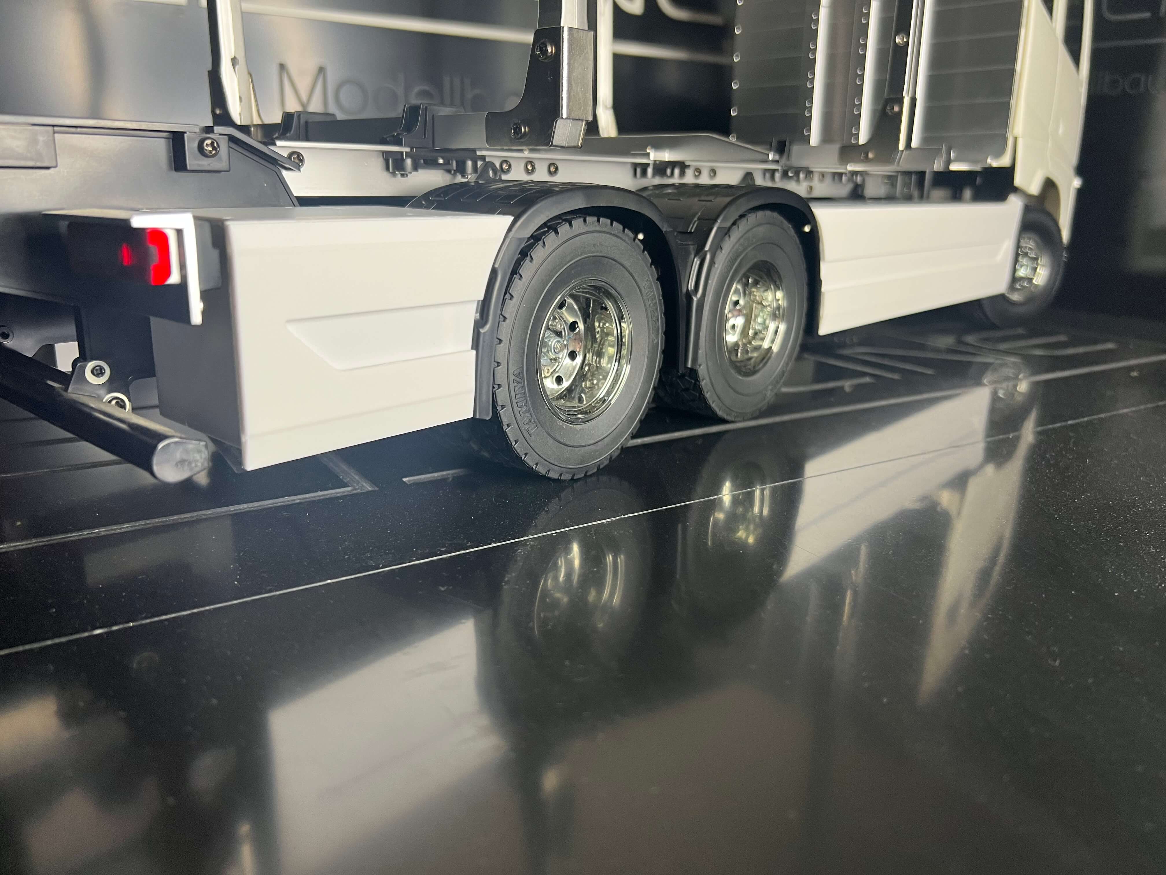 FineLine Staukisten Hinten im Volvo FH16 Look Holzzug