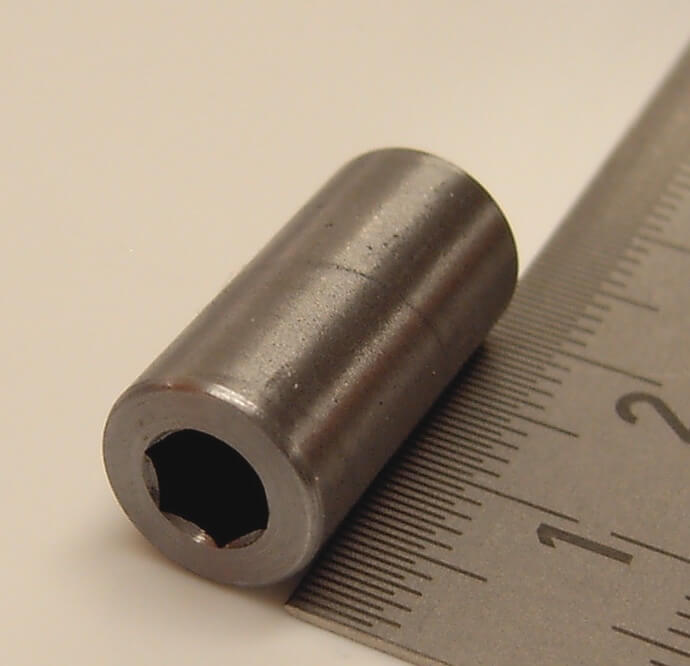 1 Muffe aus Normalstahl SW5, 10x20mm. 10mm Duchmesser, 20mm