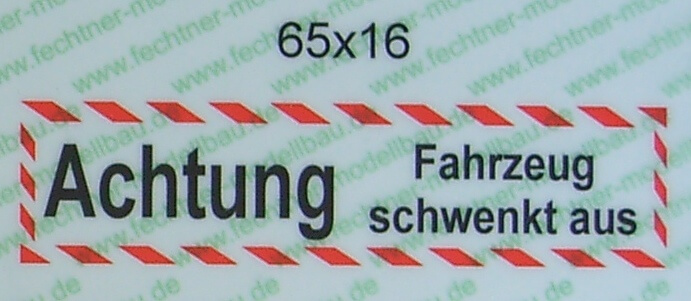 Textschild "ACHTUNG Fahrzg.schwenkt aus" selbstklebende     