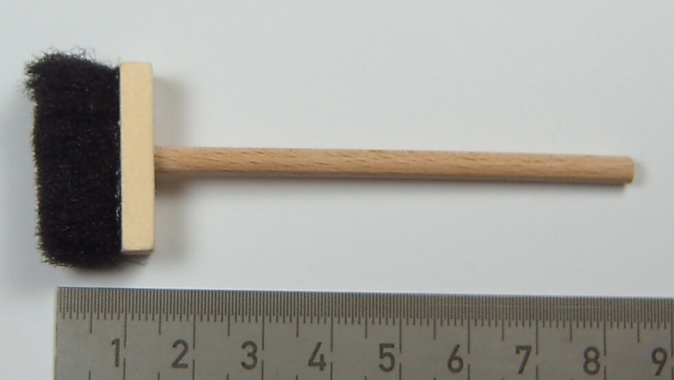 1x Zimmerbesen ca. 9cm, schwarz. Gesamtlänge ca. 9cm,       