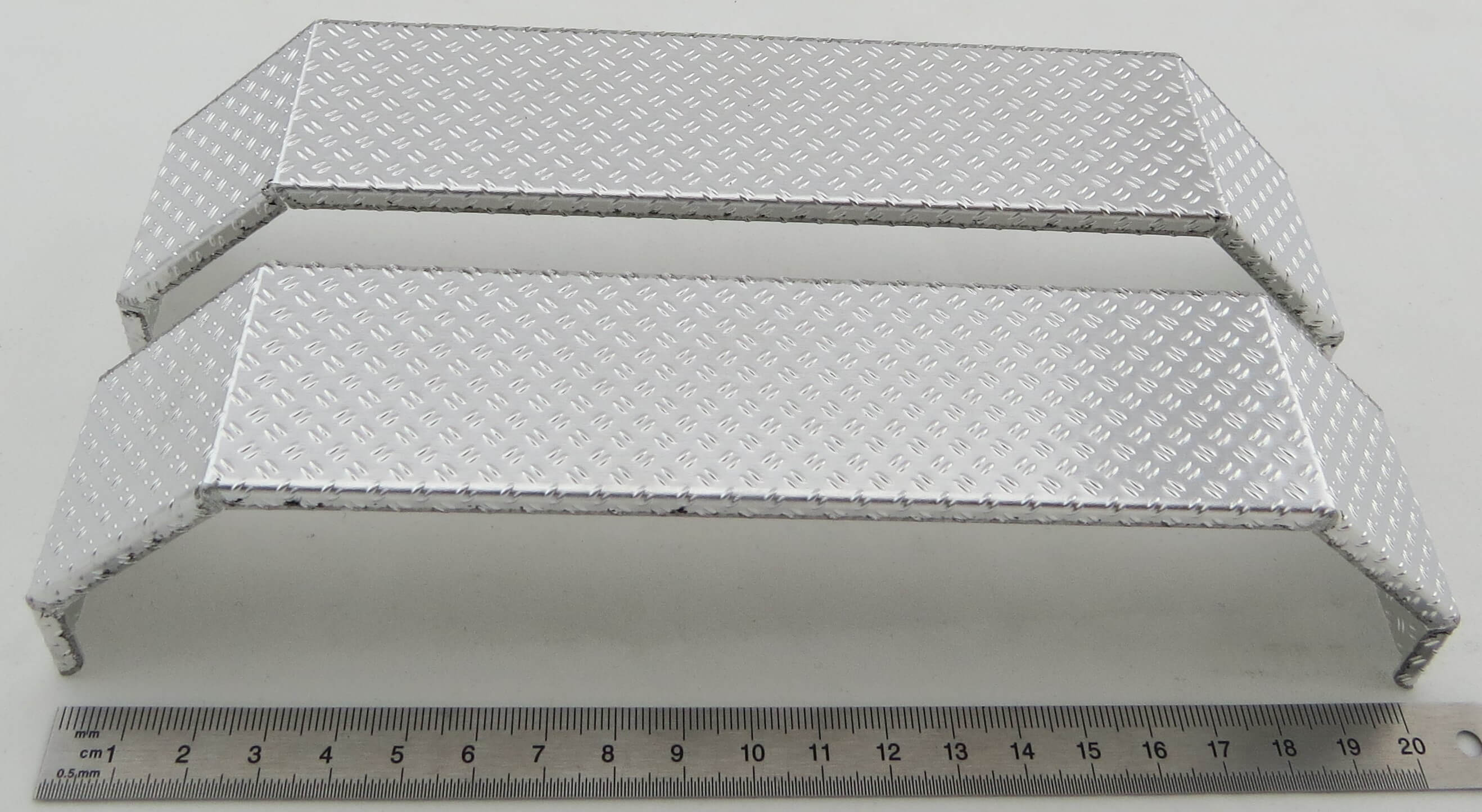 1 Paar Alu-Kotflügel für 2 Achsen Single-Bereifung. TAM