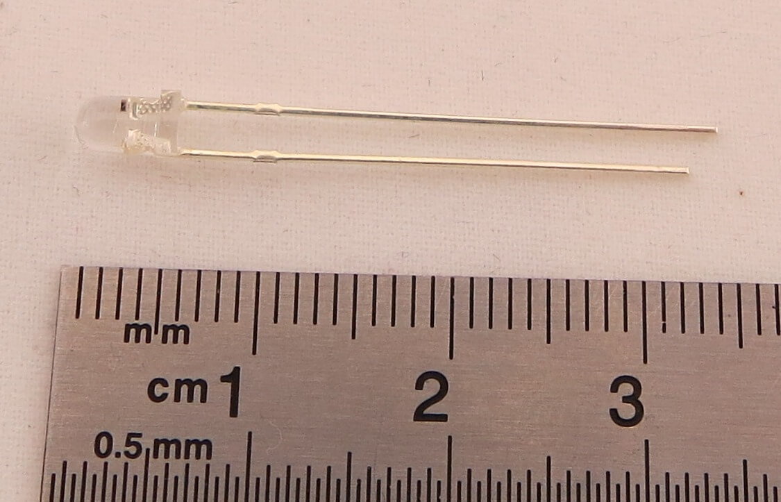 1 LED blau 3,0mm, klares Gehäuse, bedrahtet, blinkend