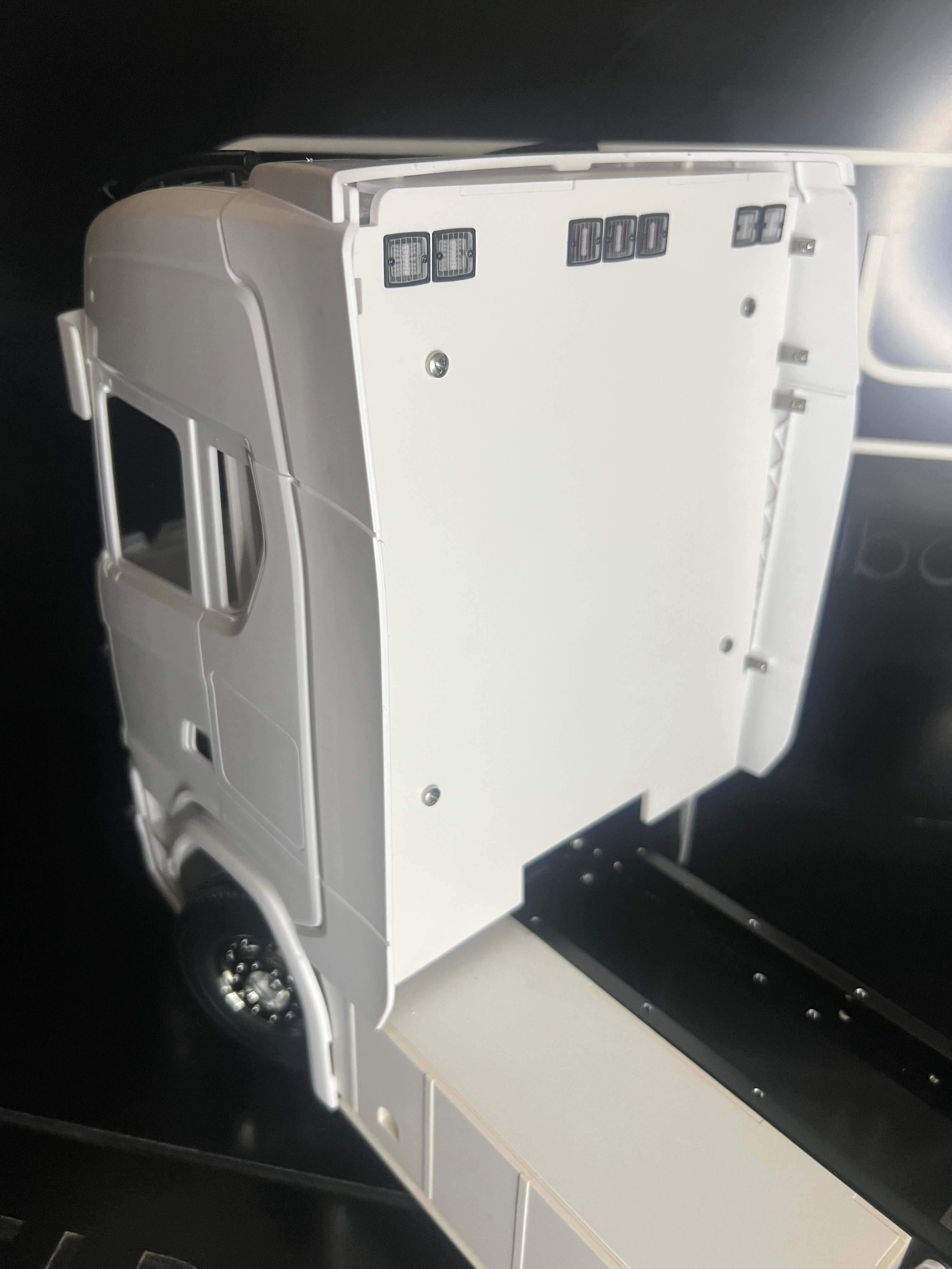 FineLine Flache Rückwand No.1 Scania S770 mit Dänischen RL  