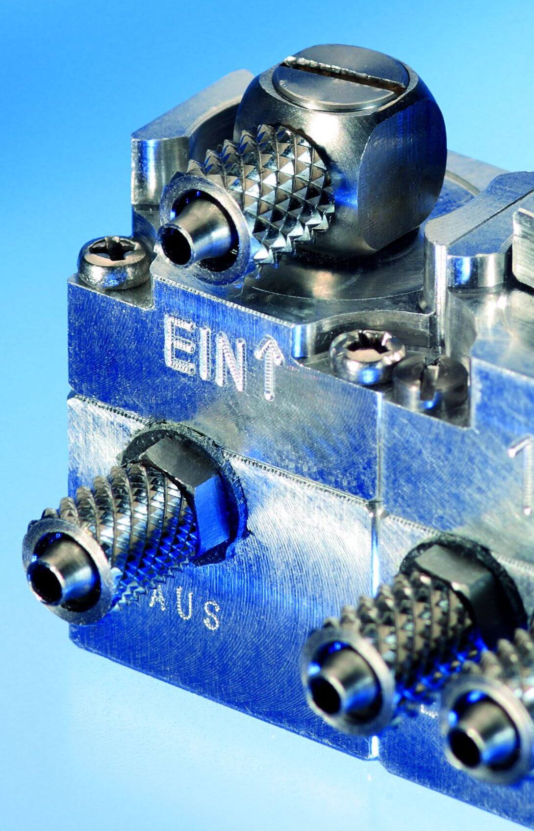 1 Hydraulik-Ein-/Auslassblock. Je Steuerventilblock wird 1  