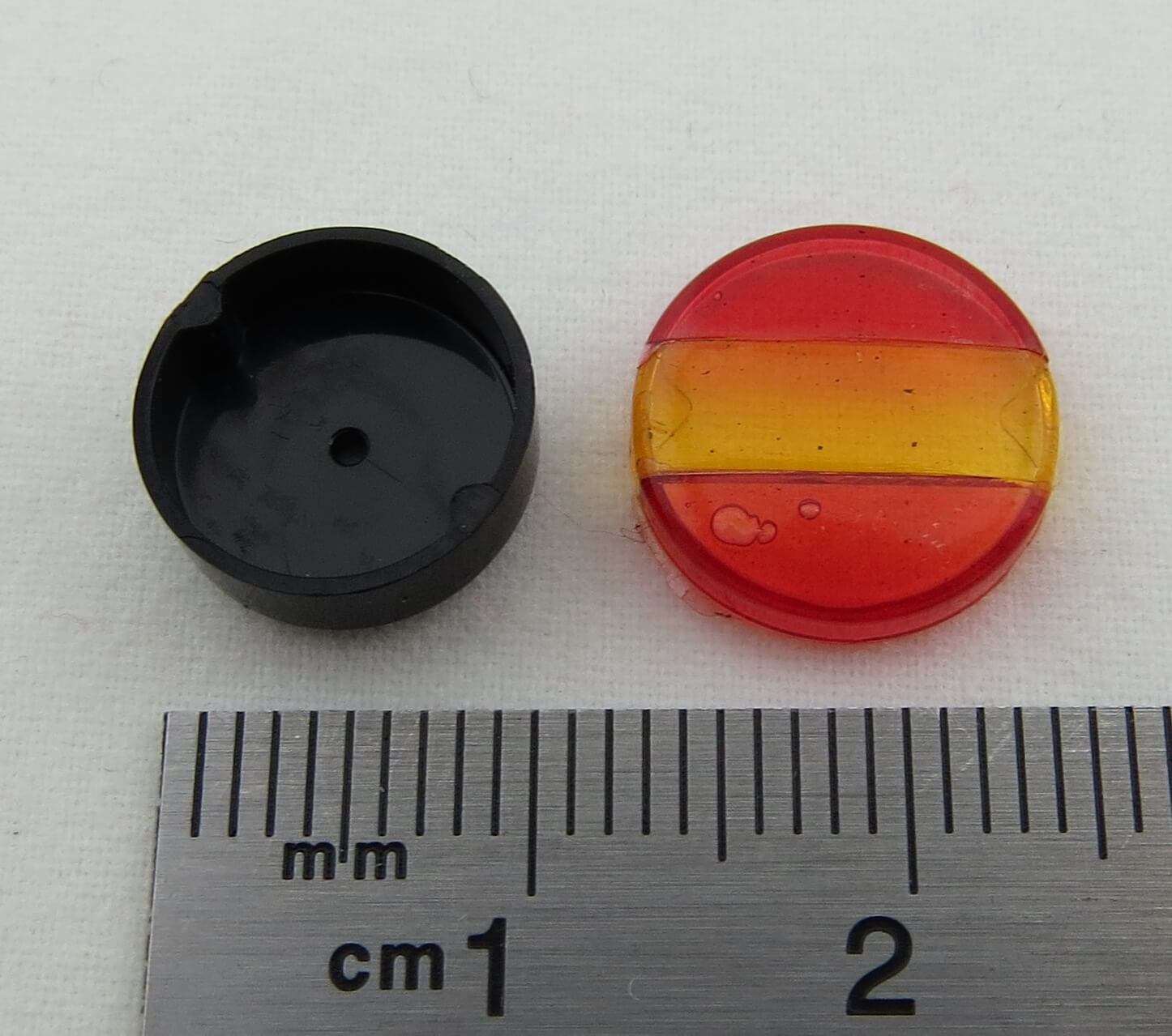 Rückleuchten-Gehäuse mit Lichtscheibe rot/gelb/rot 12mm