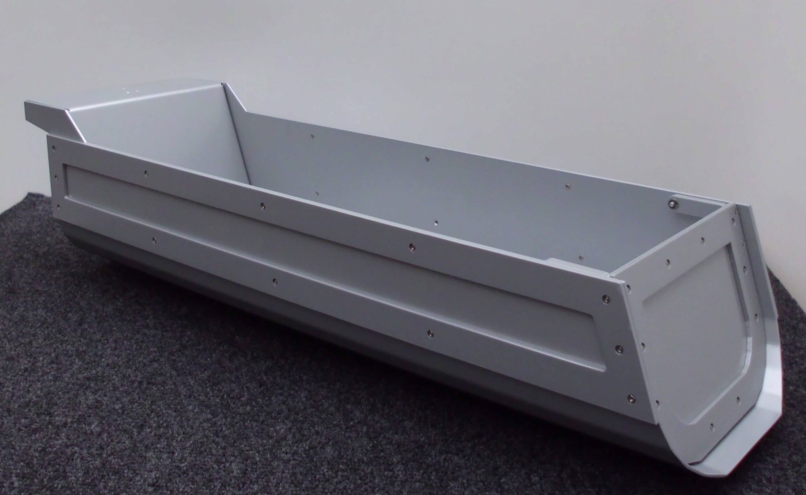 Muldenaufbau  lackiert, rot, für Auf lieger-Fahrgestell