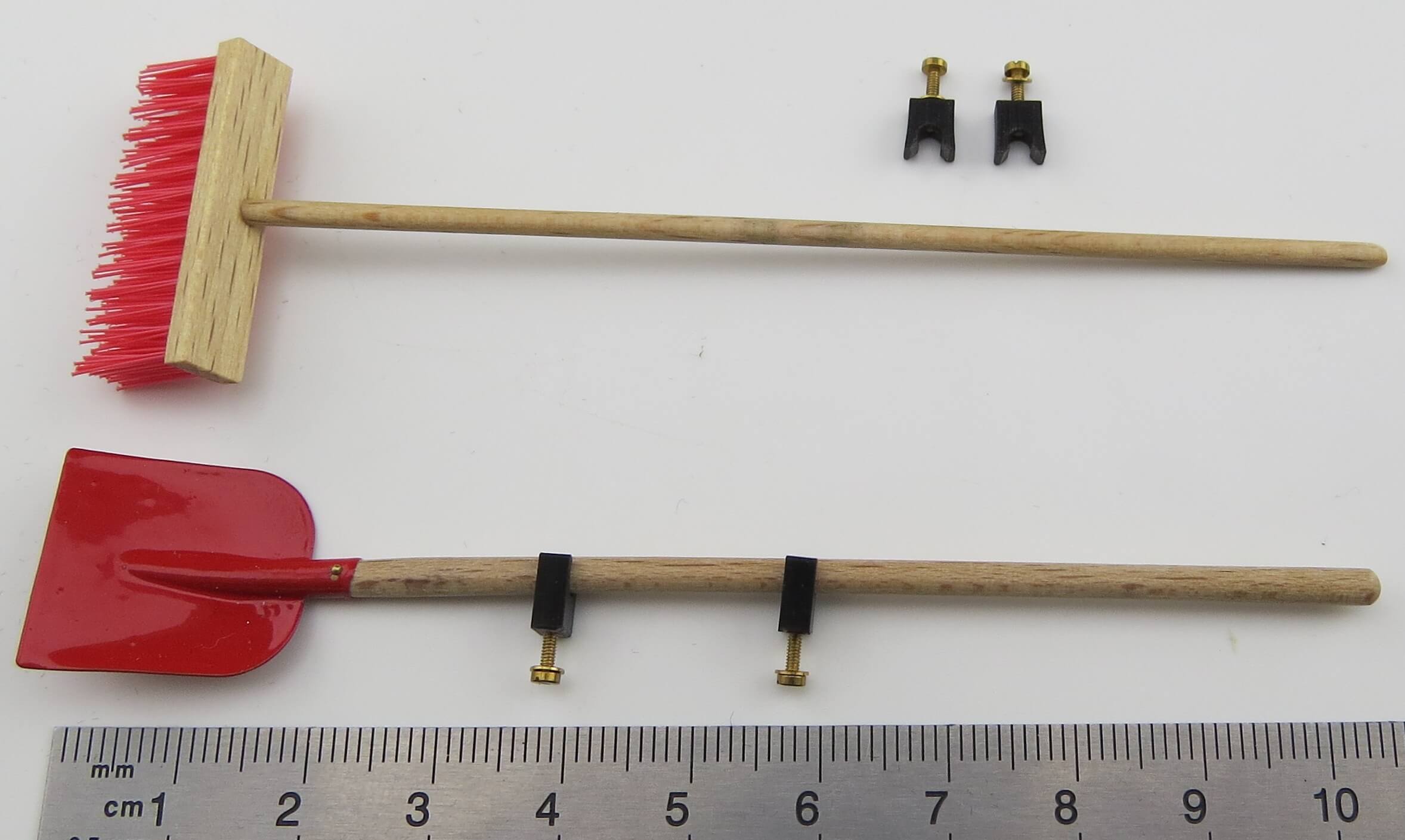 Besen (rot) und Holsteiner Schaufel (rot). Je ca. 11 cm