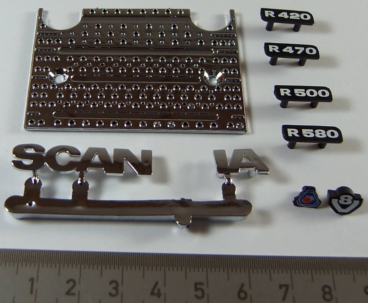 1x Beutel mit 7x Logos, verchromt und schwarz/weiss. 1x