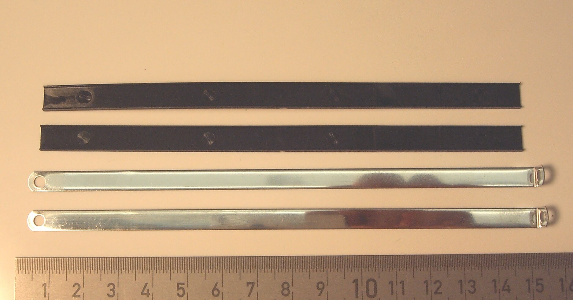 Set aus 2 Edelstahl-Klemmbändern und 2 Isolierstreifen      